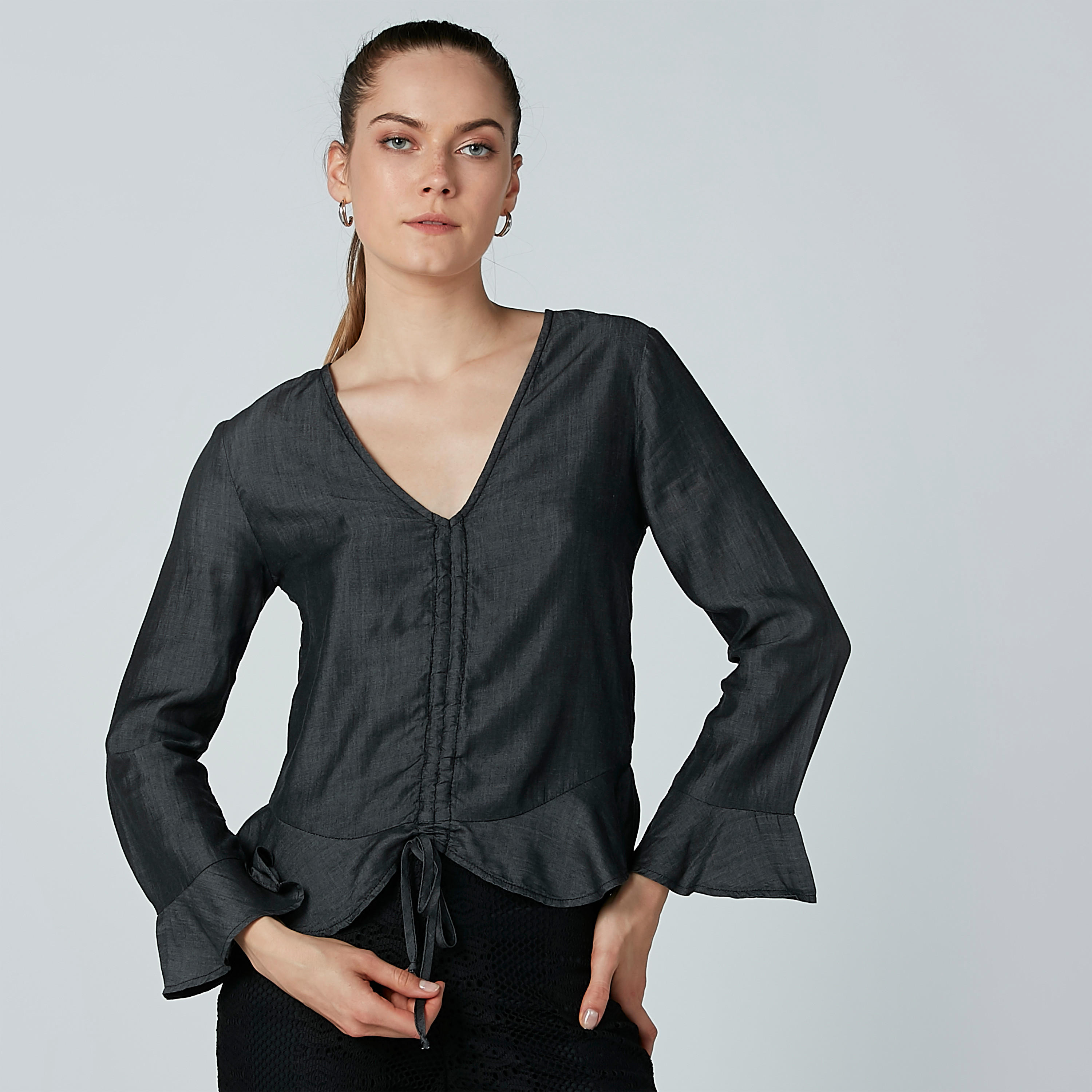 بلوزة بياقة V وأكمام واسعة من لي كوبر-women-clothing-shirtsandblouses-blouses-image-3