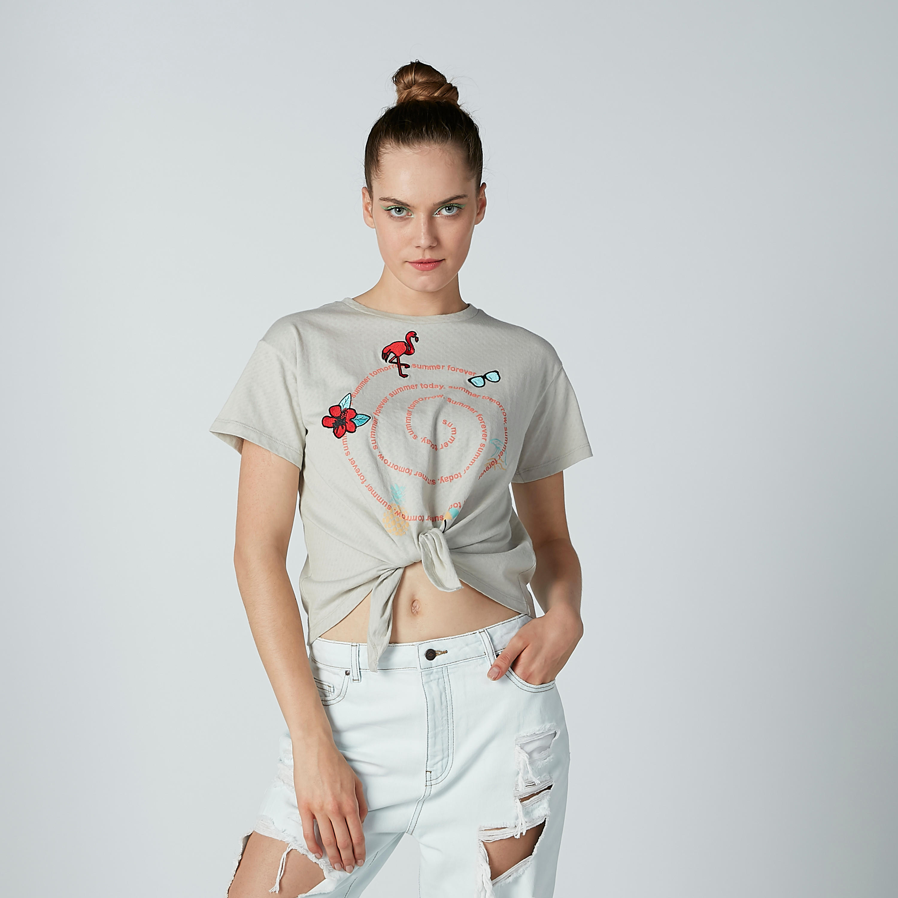 تيشيرت بياقة مستديرة وأكمام قصيرة وطبعات من لي كوبر-women-clothing-tshirts-image-1