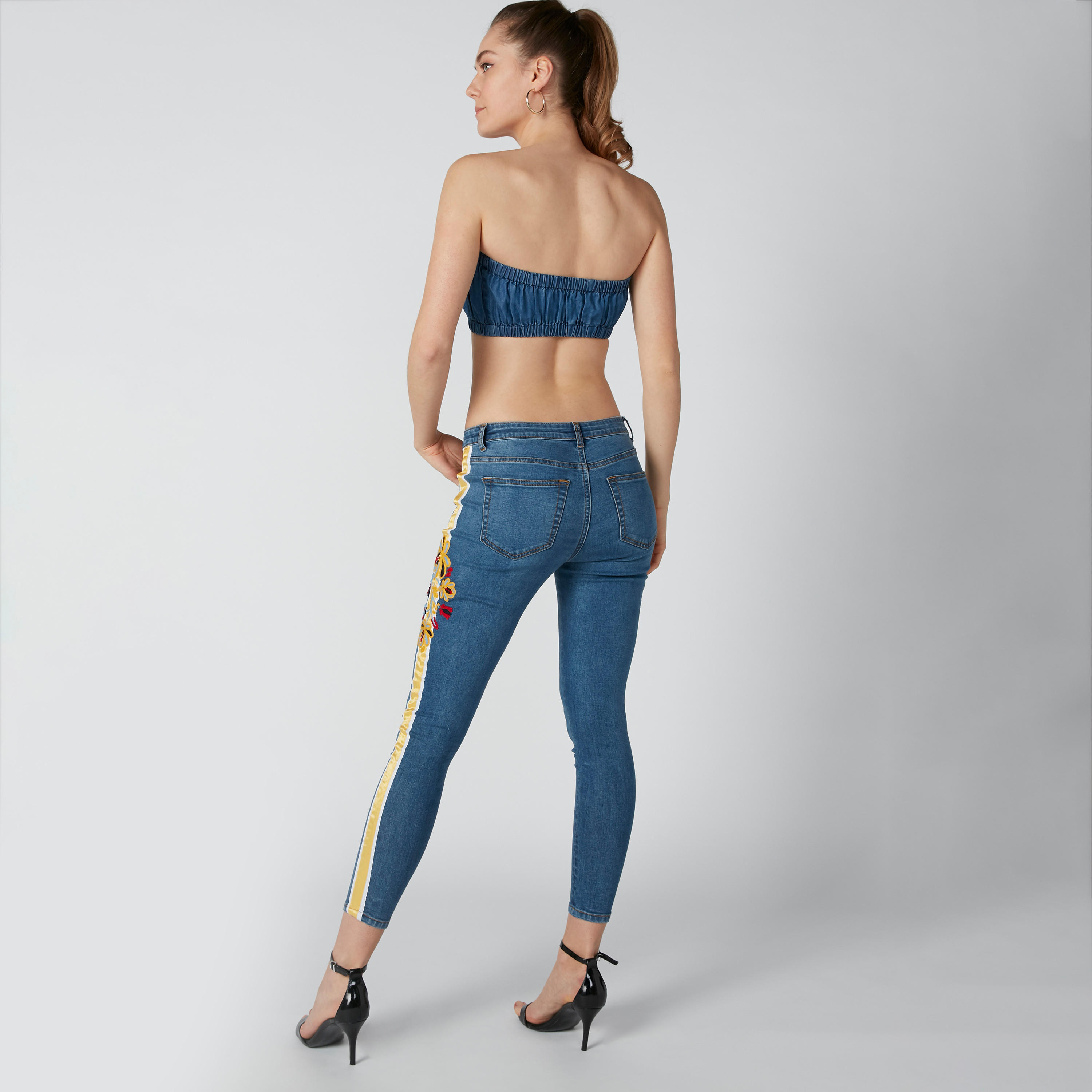 بنطلون جينز مستدام مطرز بخصر متوسّط الإرتفاع وجيوب وتفاصيل شريط-women-clothing-bottoms-jeans-image-3