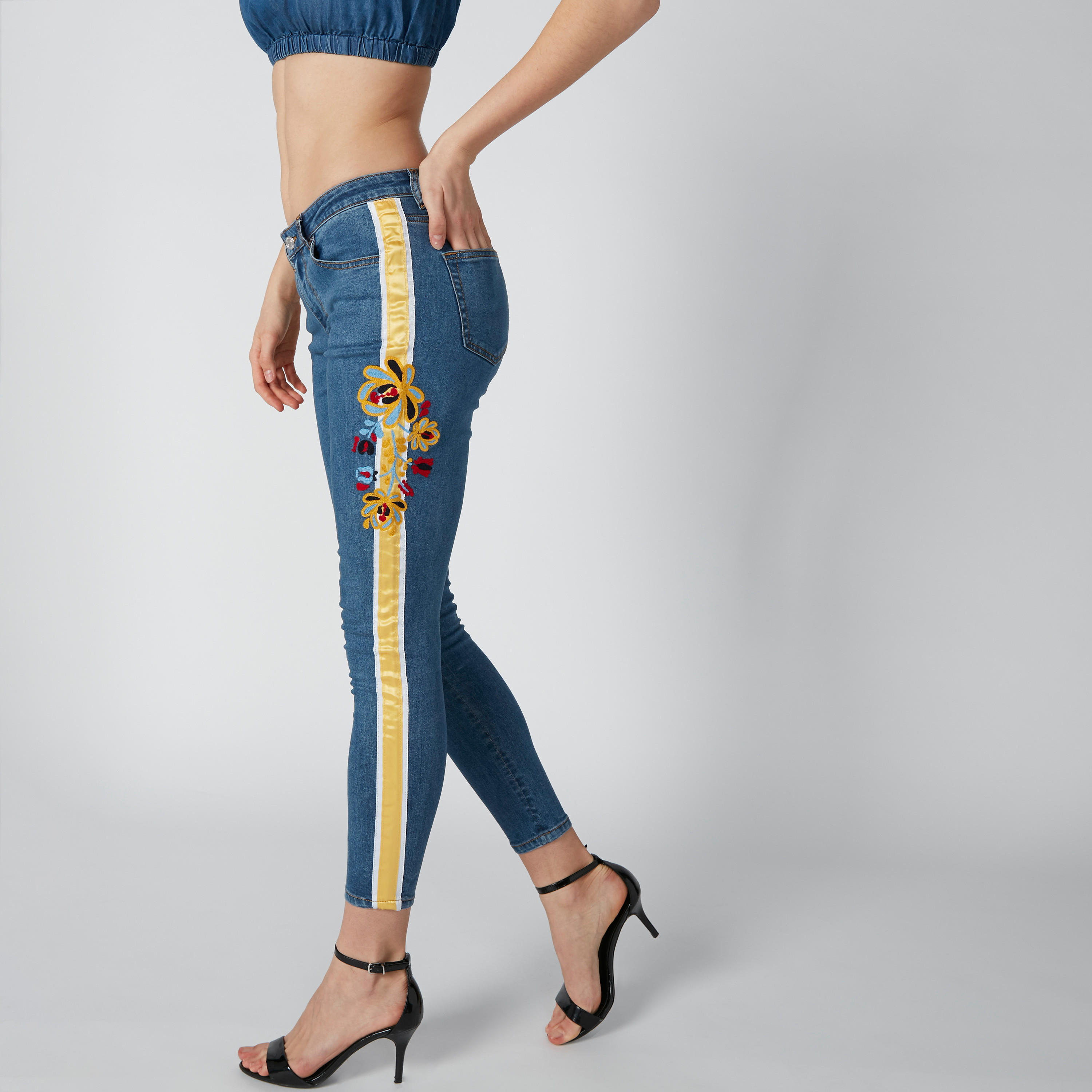 بنطلون جينز مستدام مطرز بخصر متوسّط الإرتفاع وجيوب وتفاصيل شريط-women-clothing-bottoms-jeans-image-4