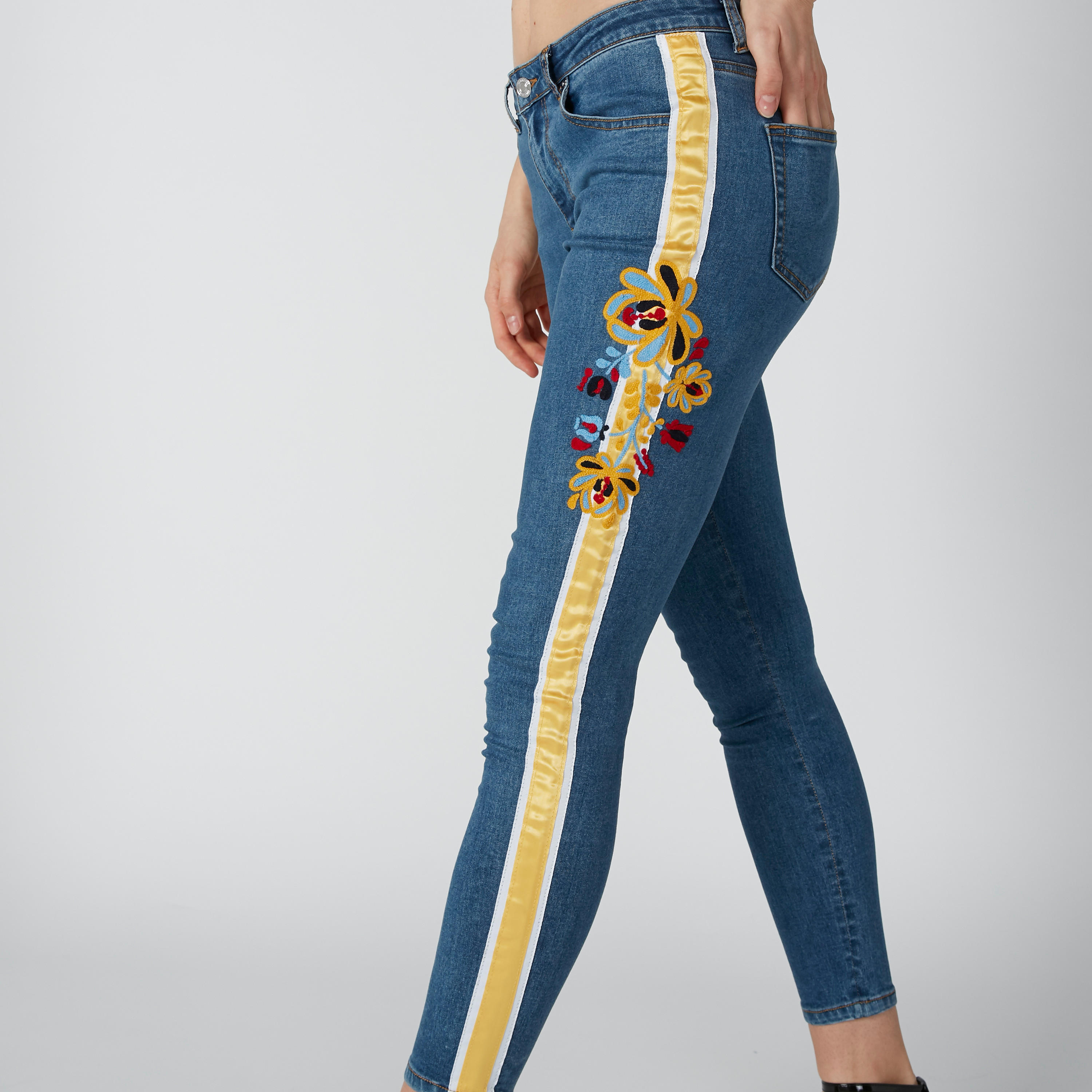بنطلون جينز مستدام مطرز بخصر متوسّط الإرتفاع وجيوب وتفاصيل شريط-women-clothing-bottoms-jeans-image-5