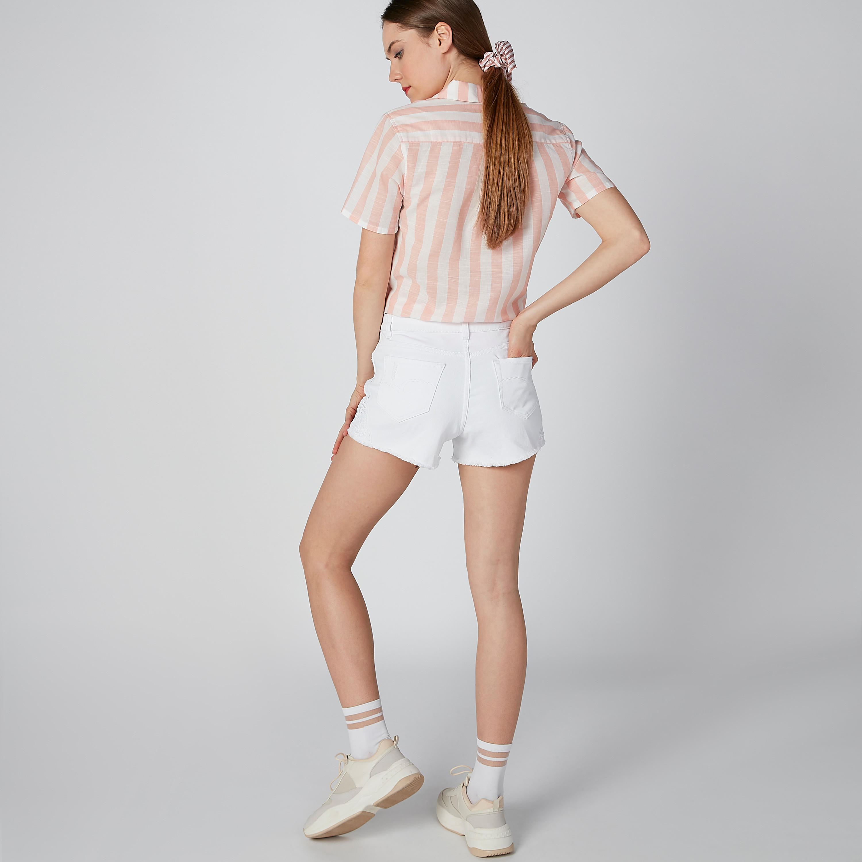 شورت دينم مستدام بتفاصيل دانتيل -women-clothing-bottoms-shorts-image-2