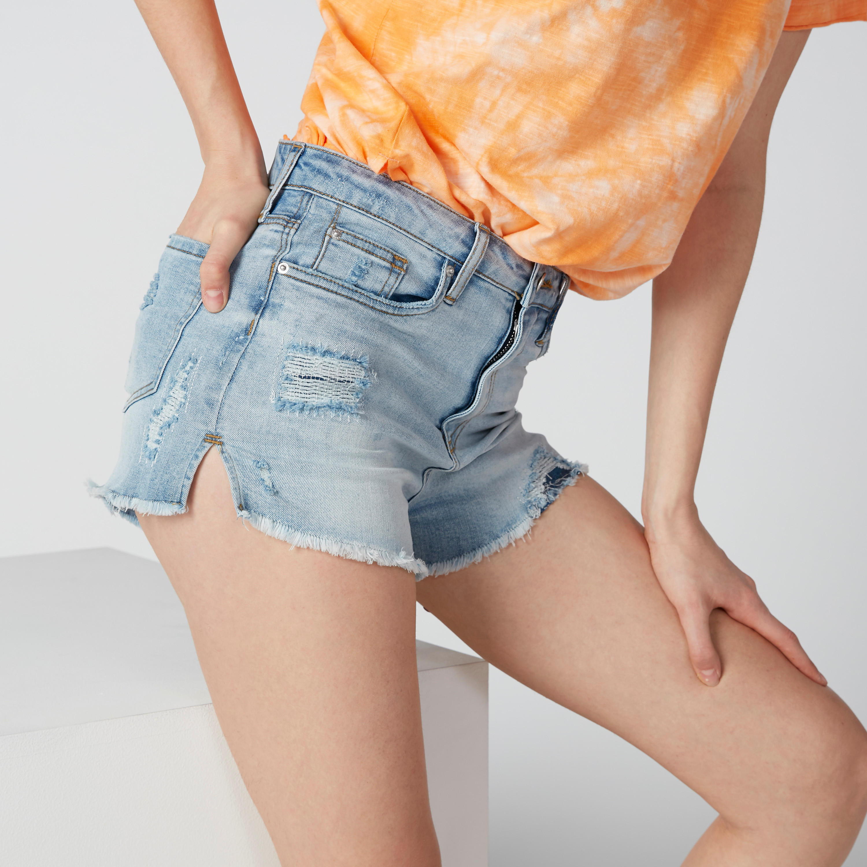 شورت دينم مستدام ممزّق بخصر متوسط الارتفاع وجيوب-women-clothing-bottoms-shorts-image-5