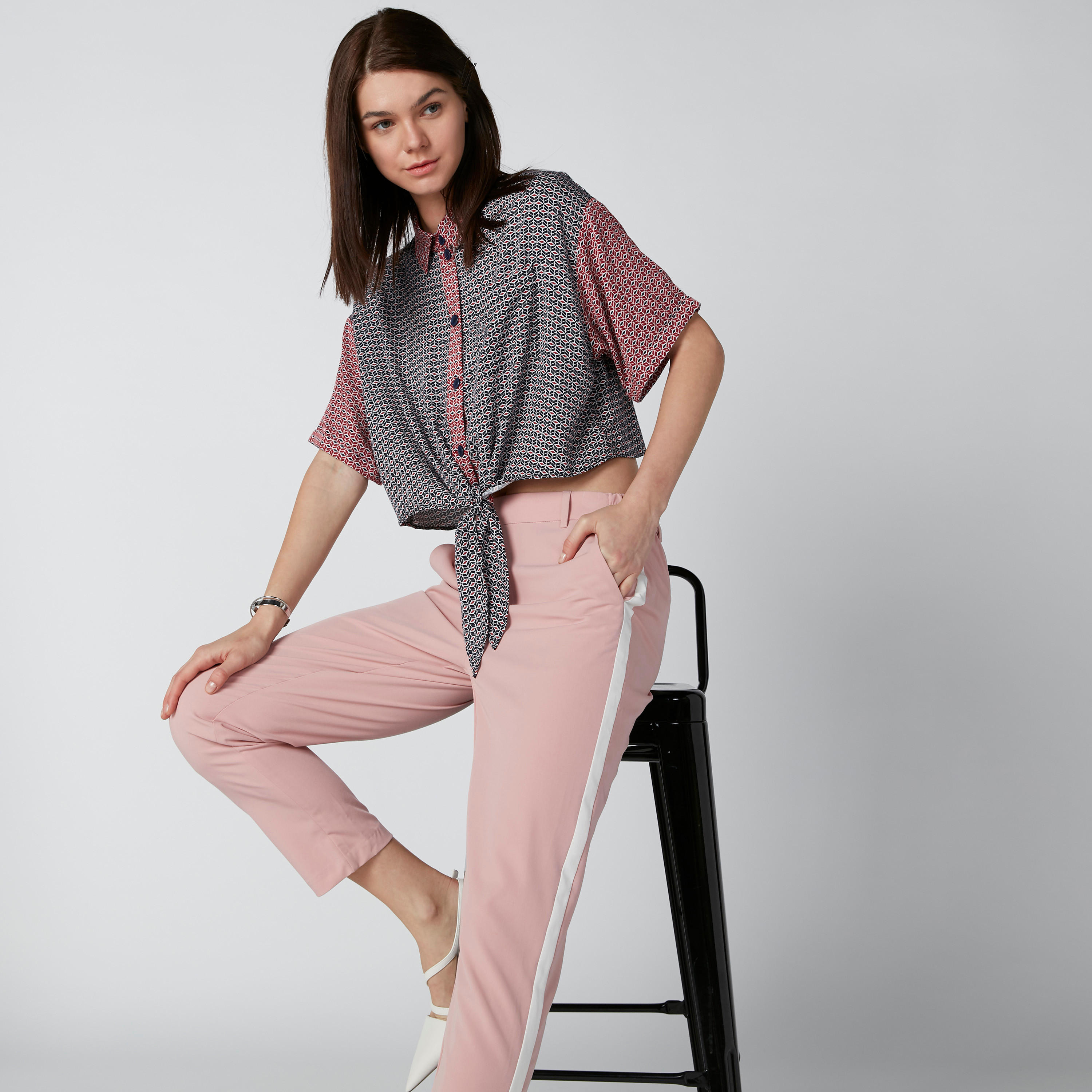 قميص قصير بتفاصيل معقودة وطبعات من لي كوبر-women-clothing-shirtsandblouses-shirts-image-1