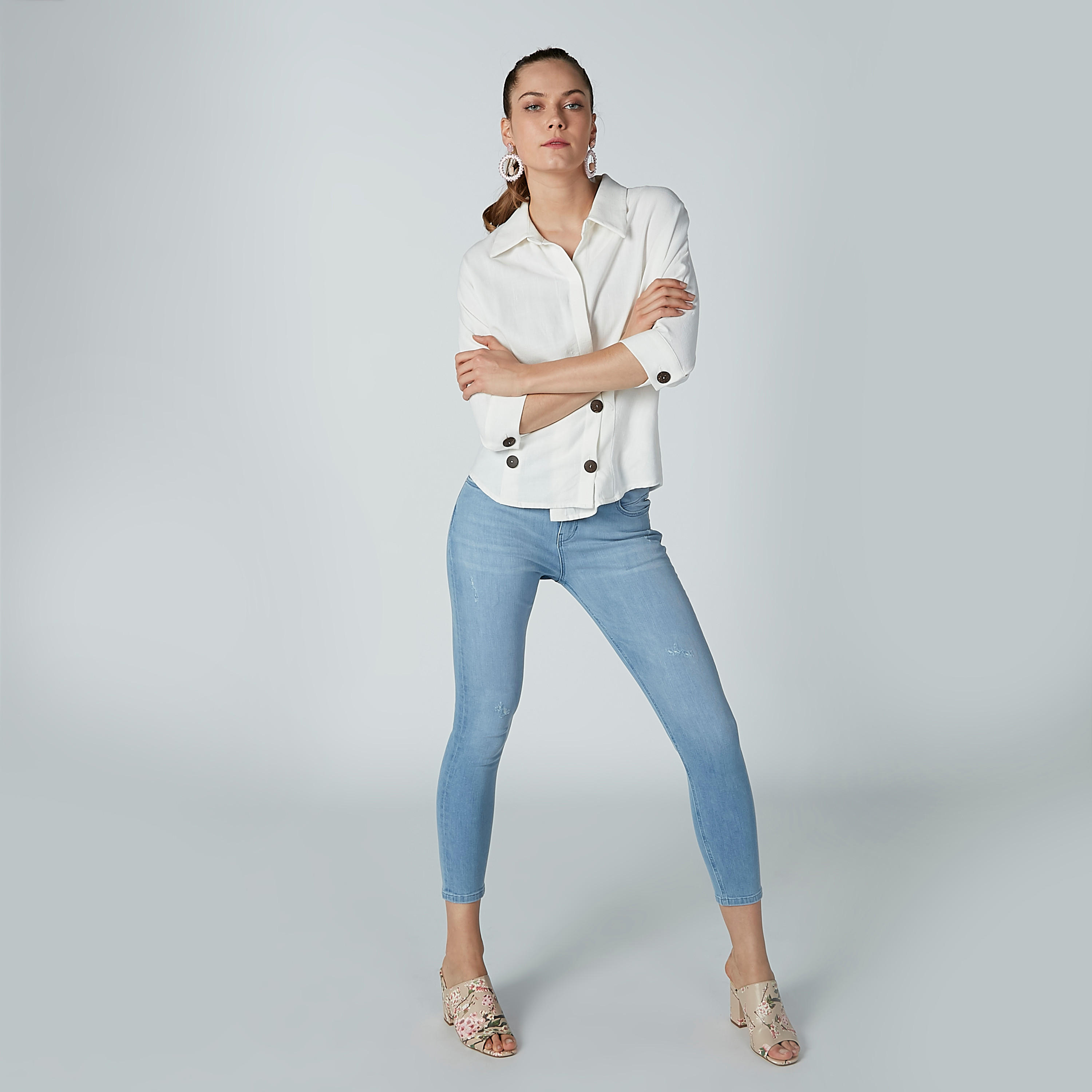 بنطال جينز قصير بتصميم ممزّق وجيوب من لي كوبر-women-clothing-bottoms-jeans-image-1