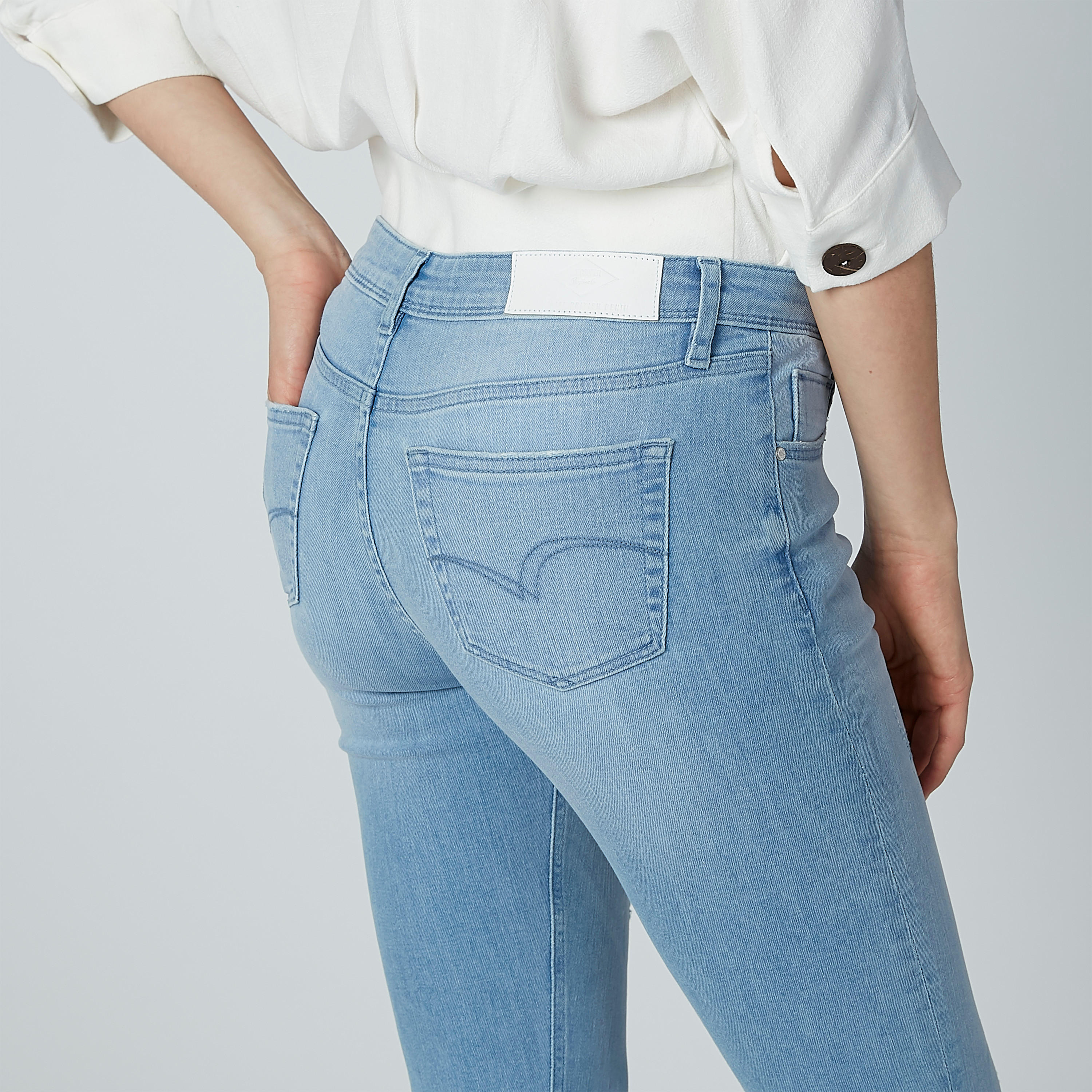 بنطال جينز قصير بتصميم ممزّق وجيوب من لي كوبر-women-clothing-bottoms-jeans-image-5