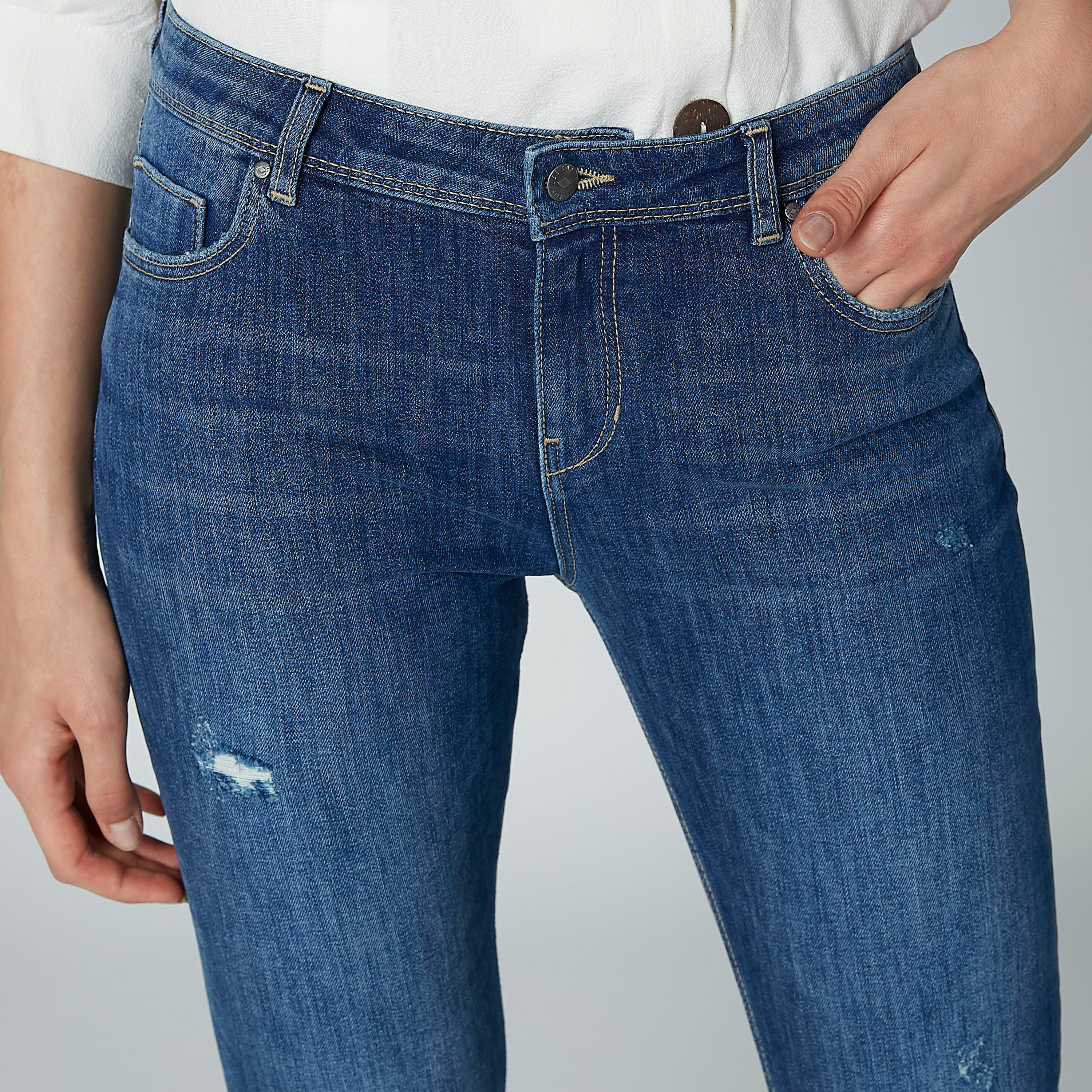 بنطال جينز ممزّق بجيوب وحلقات للحزام من لي كوبر-women-clothing-bottoms-jeans-image-3