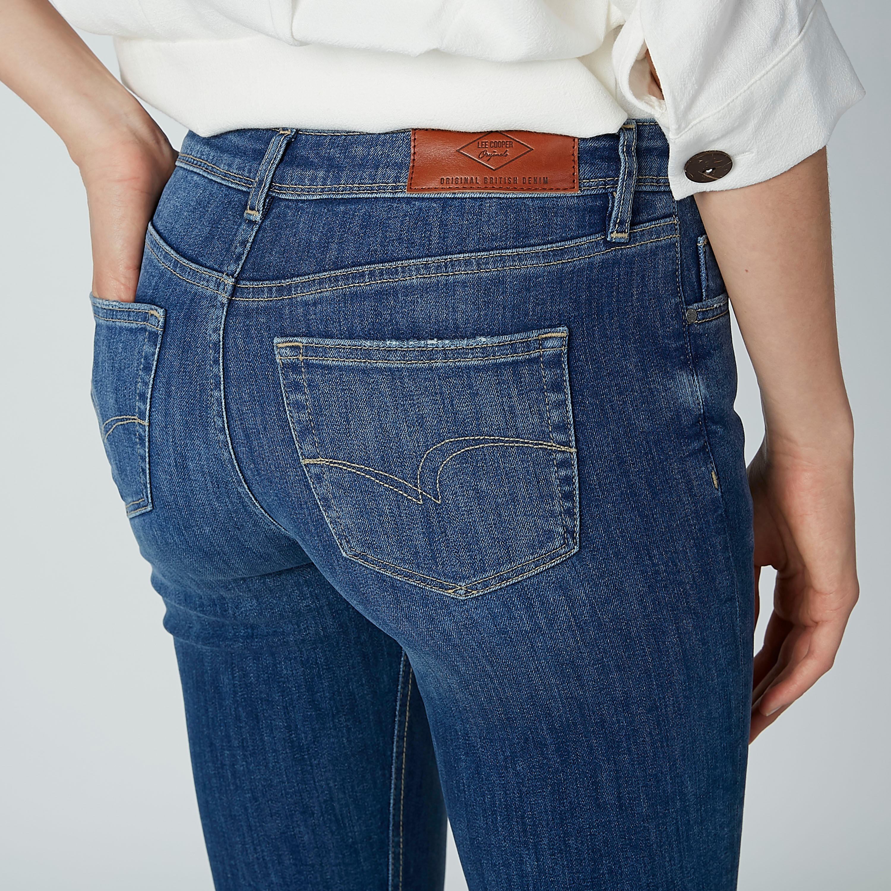 بنطال جينز ممزّق بجيوب وحلقات للحزام من لي كوبر-women-clothing-bottoms-jeans-image-4