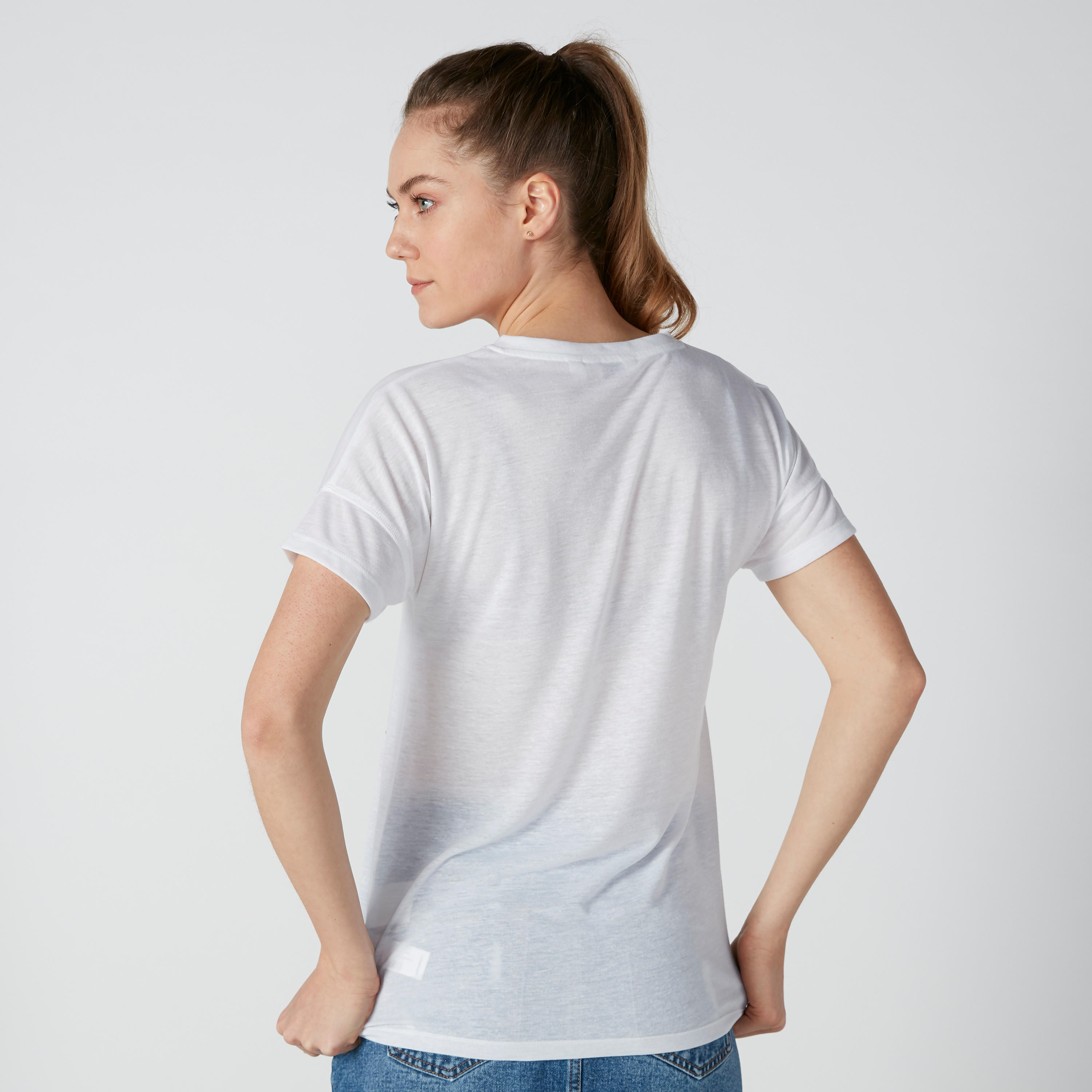 تيشيرت مستدام بياقة V وأكتاف منسدلة وطبعات -women-clothing-tshirts-image-3