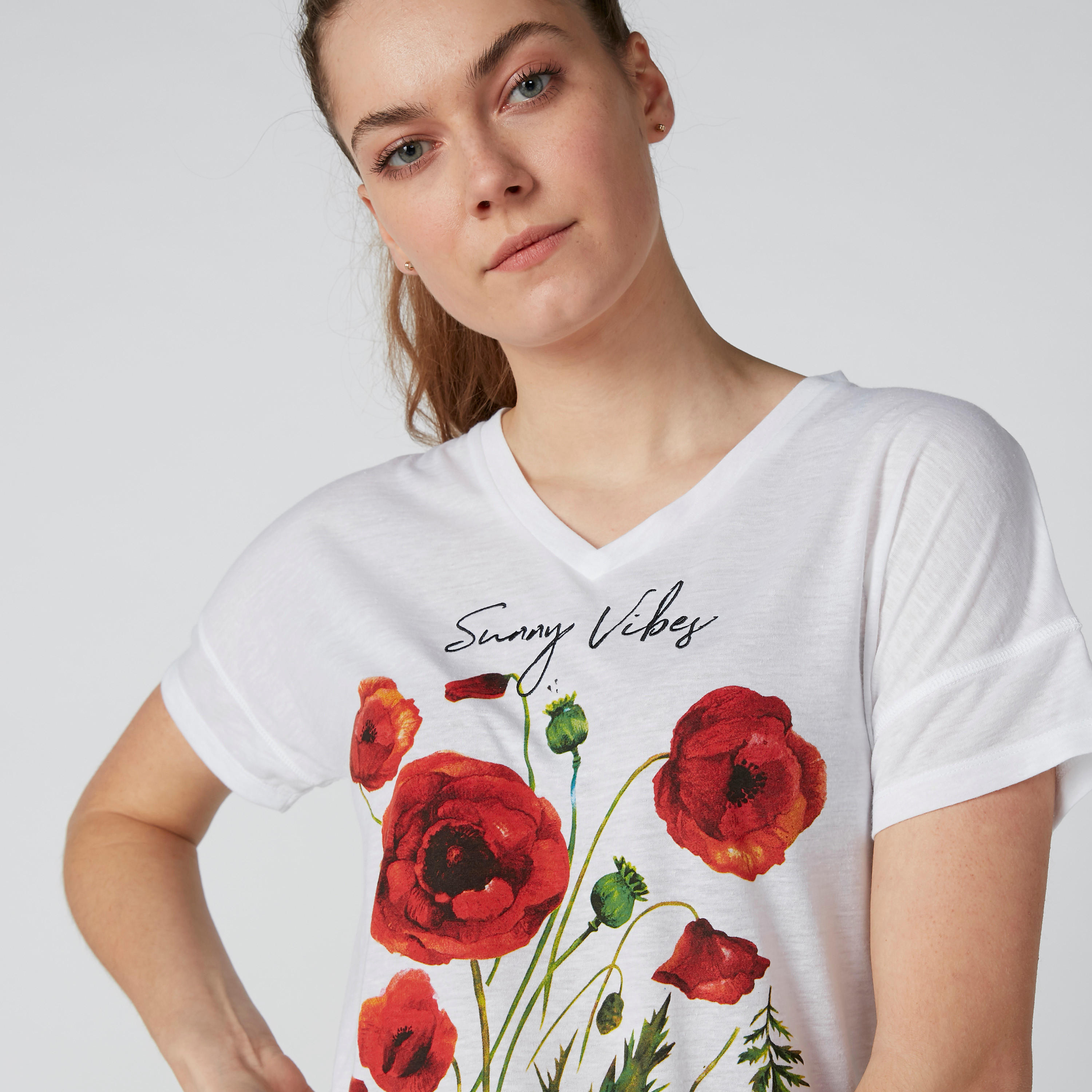تيشيرت مستدام بياقة V وأكتاف منسدلة وطبعات -women-clothing-tshirts-image-4