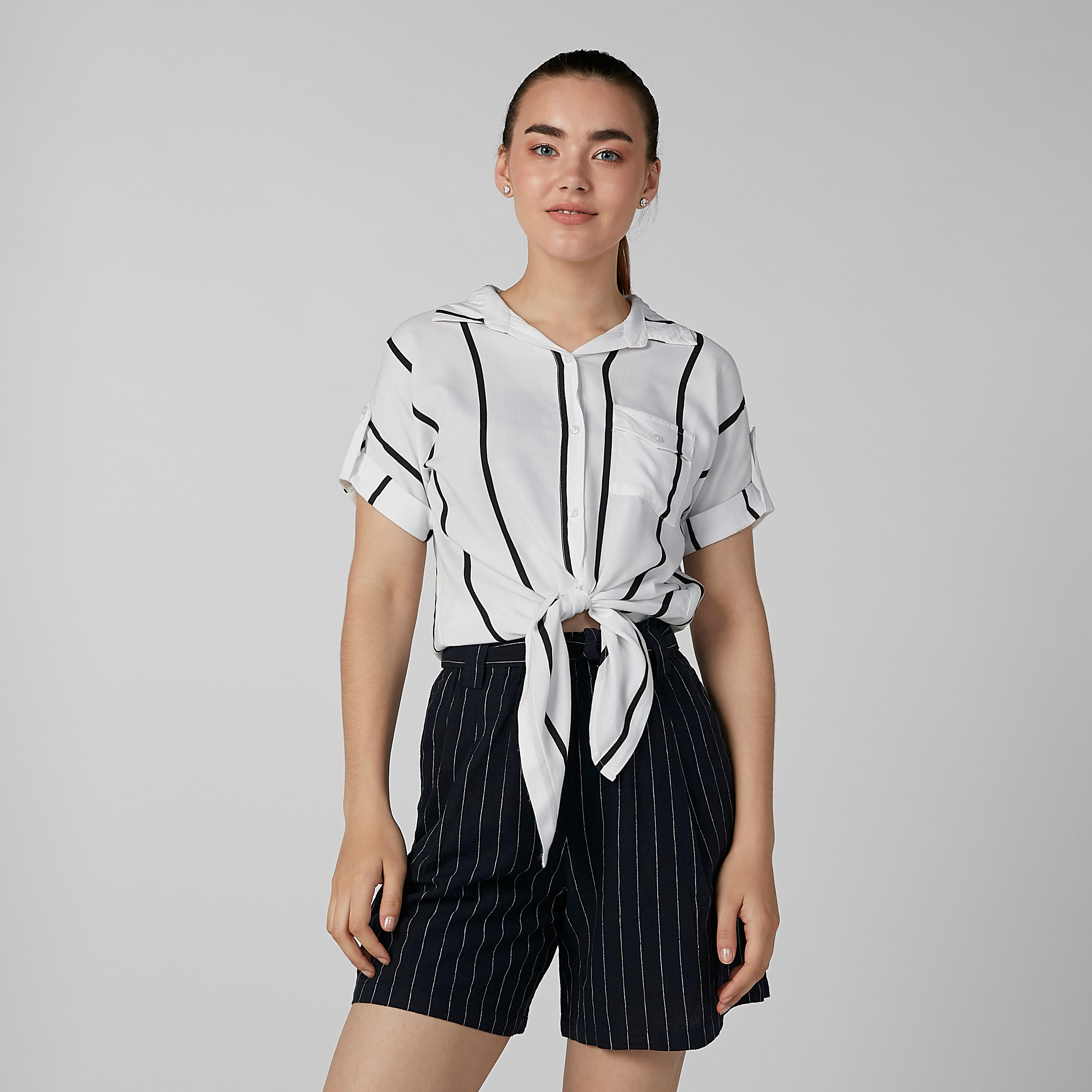 قميص مقلّم برباط وجيب على الصدر من لي كوبر-women-clothing-shirtsandblouses-shirts-image-1