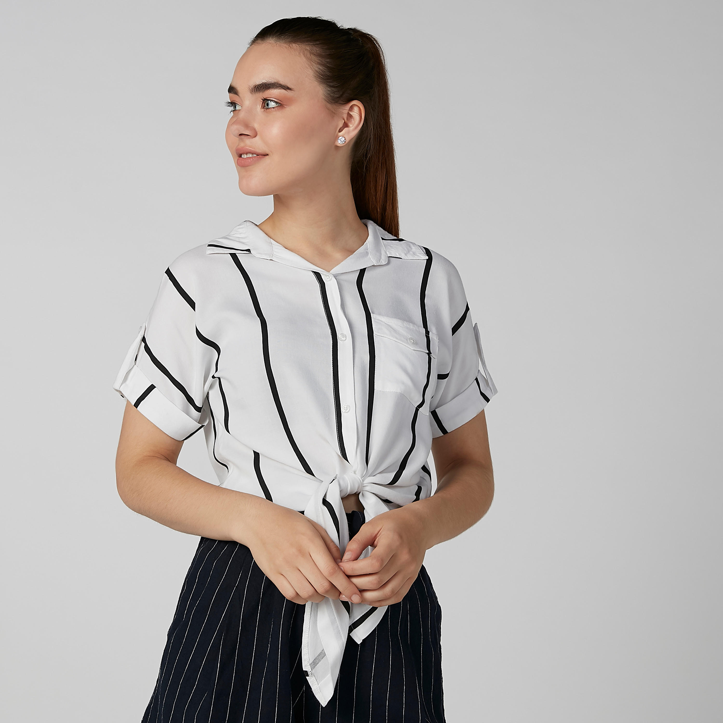 قميص مقلّم برباط وجيب على الصدر من لي كوبر-women-clothing-shirtsandblouses-shirts-image-3