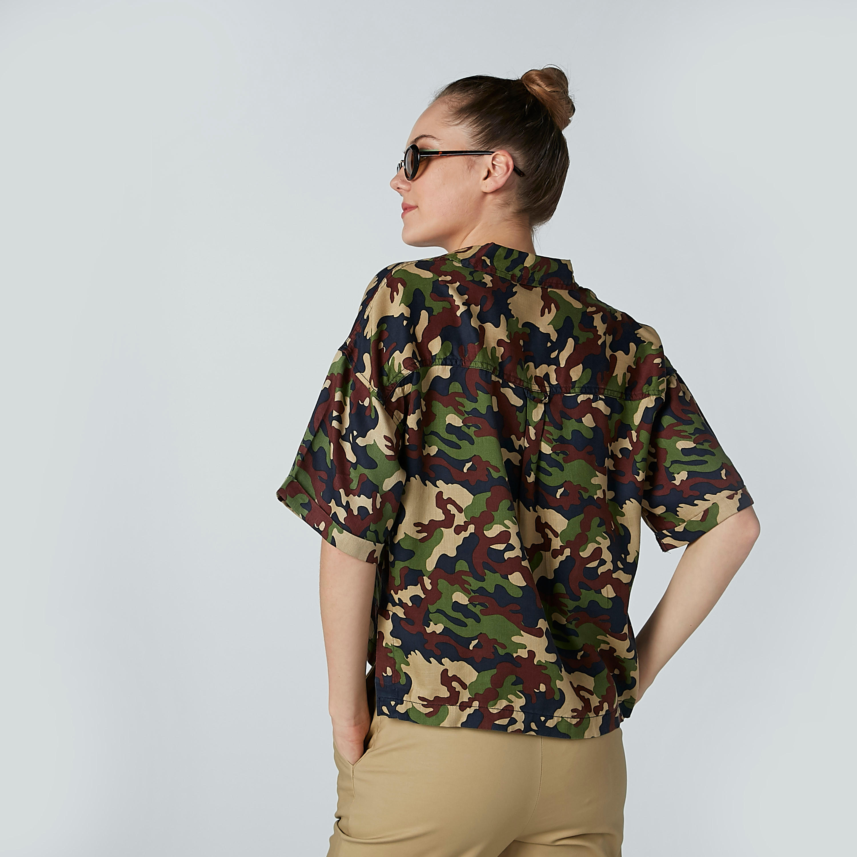 بلوزة بياقة عاديّة وجيوب وطبعات مموّهة من لي كوبر-women-clothing-shirtsandblouses-blouses-image-2