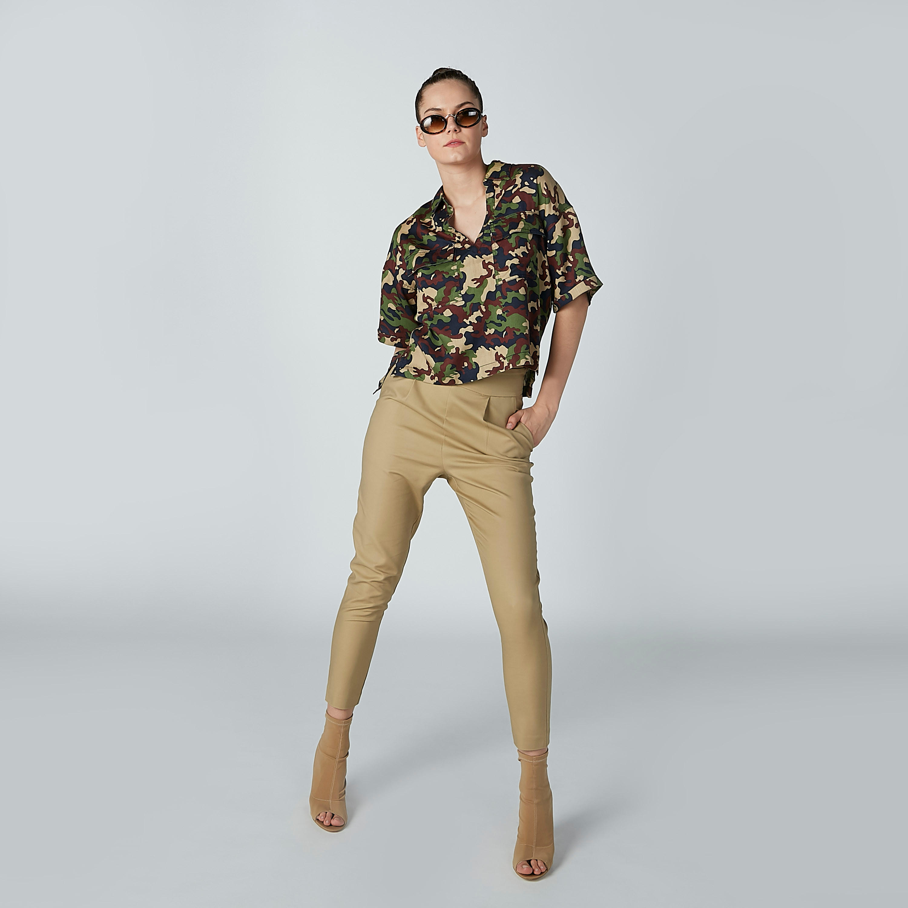 بلوزة بياقة عاديّة وجيوب وطبعات مموّهة من لي كوبر-women-clothing-shirtsandblouses-blouses-image-4