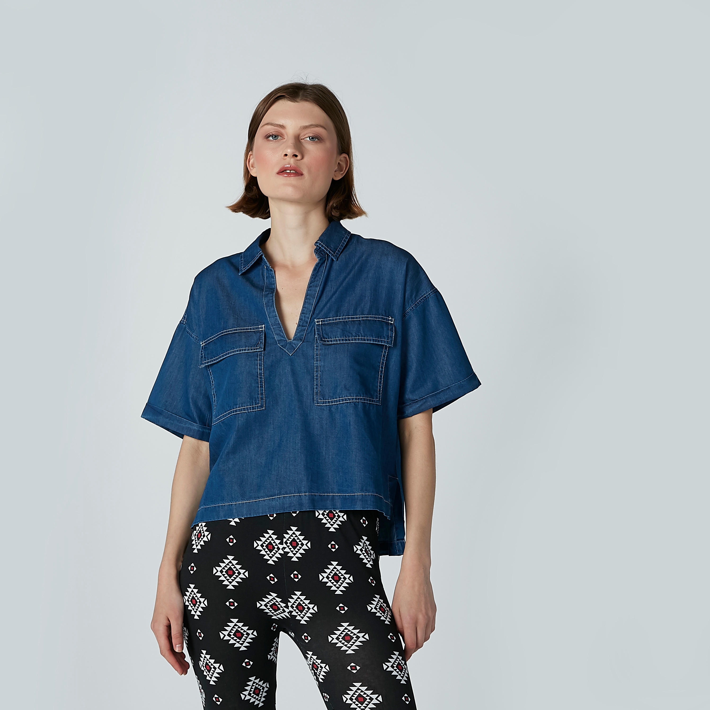 بلوزة دينم بياقة عاديّة وأكمام قصيرة من لي كوبر-women-clothing-shirtsandblouses-blouses-image-1
