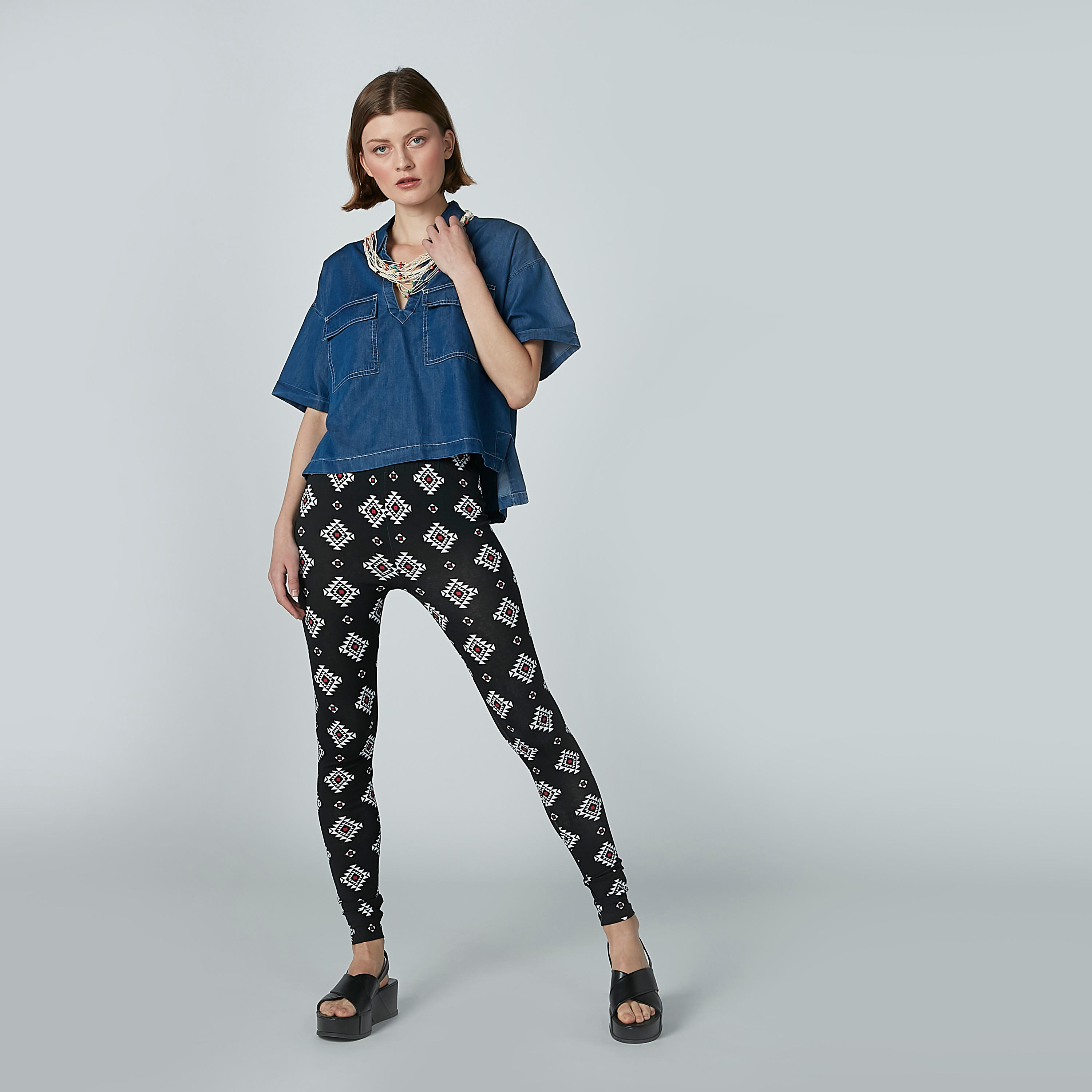 بلوزة دينم بياقة عاديّة وأكمام قصيرة من لي كوبر-women-clothing-shirtsandblouses-blouses-image-2