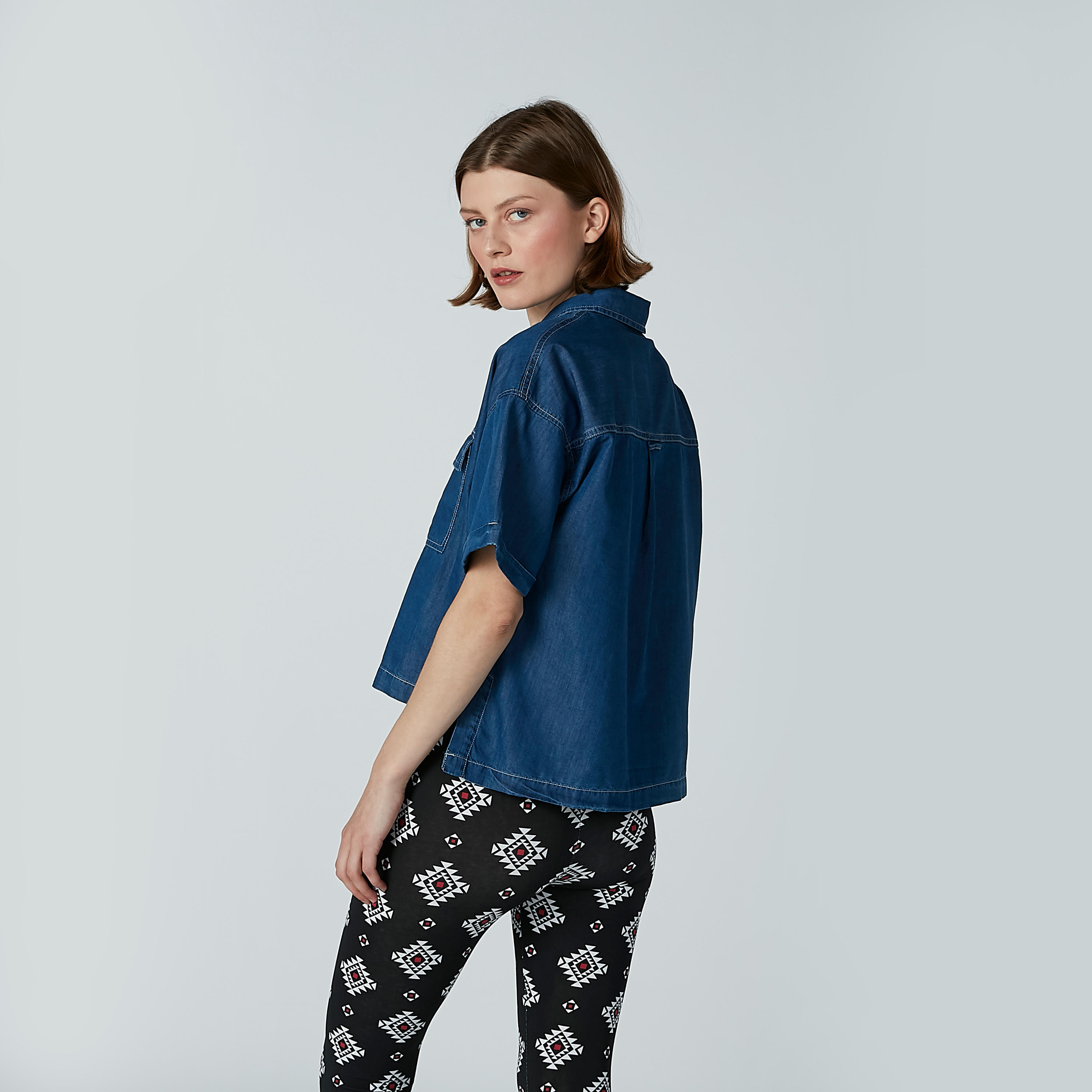 بلوزة دينم بياقة عاديّة وأكمام قصيرة من لي كوبر-women-clothing-shirtsandblouses-blouses-image-3
