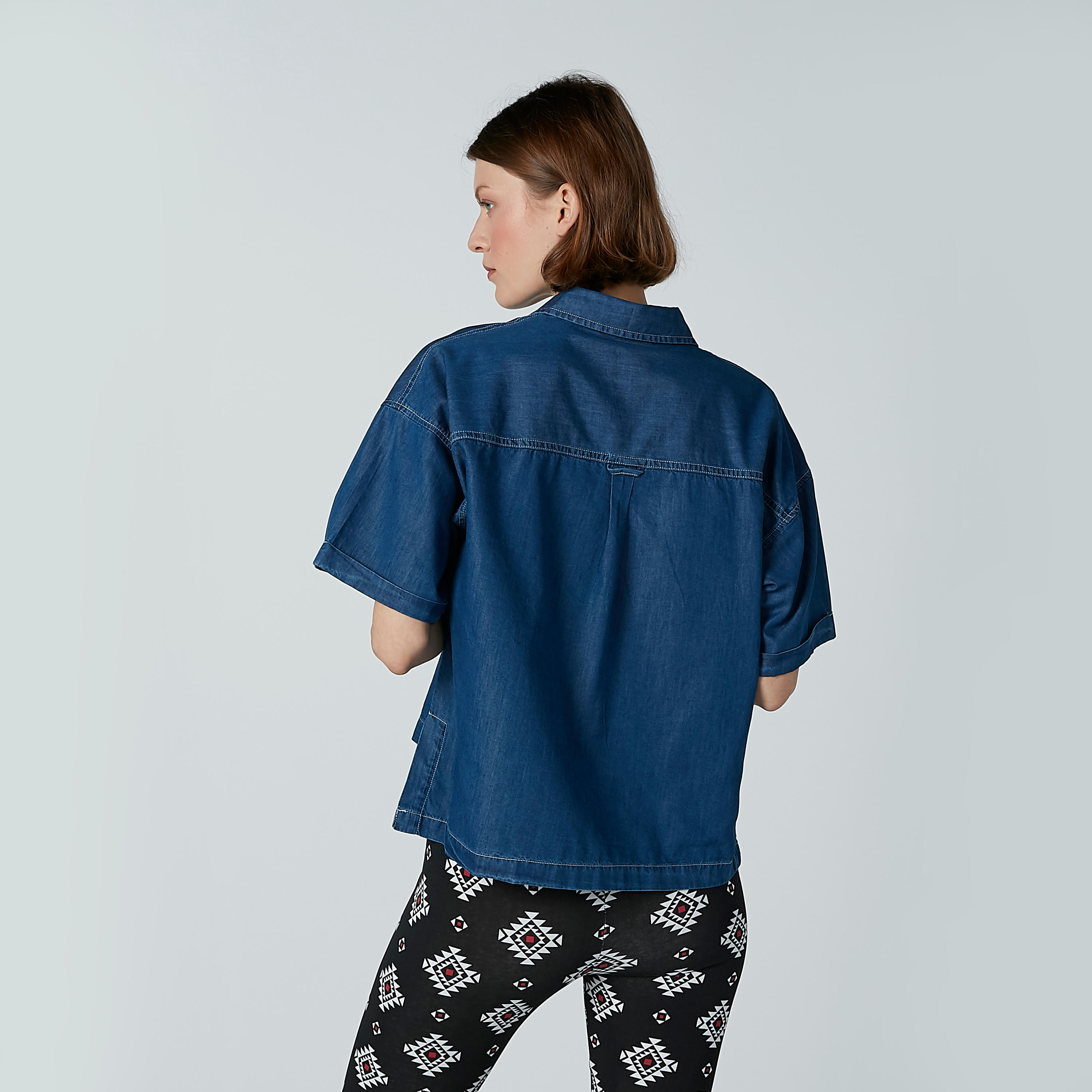 بلوزة دينم بياقة عاديّة وأكمام قصيرة من لي كوبر-women-clothing-shirtsandblouses-blouses-image-4