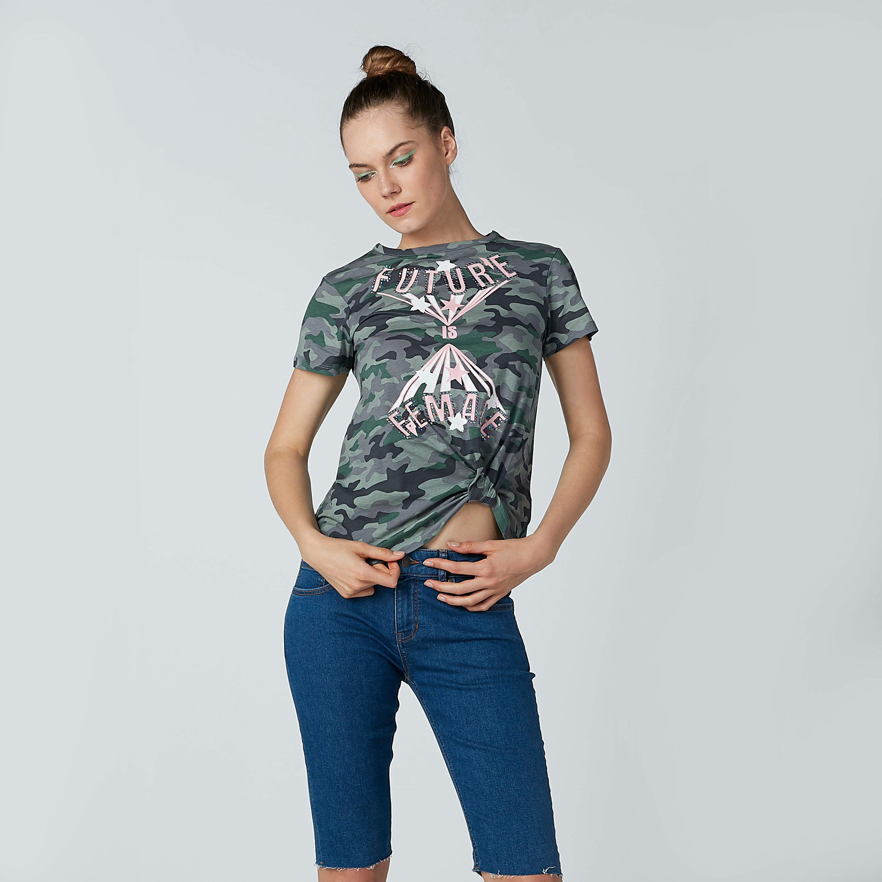 تيشيرت بياقة مستديرة وأكمام قصيرة وطبعات من لي كوبر-women-clothing-tshirts-image-1