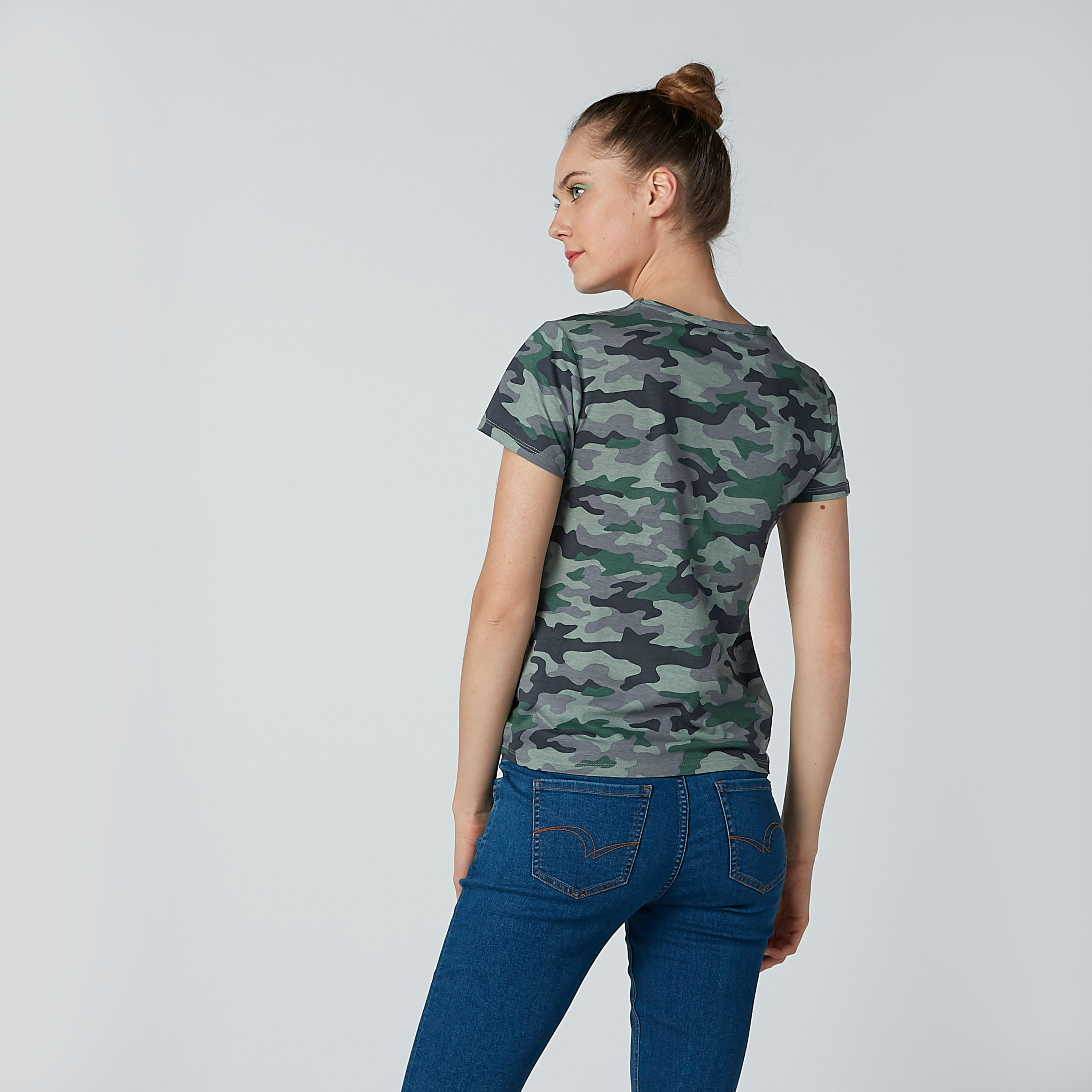 تيشيرت بياقة مستديرة وأكمام قصيرة وطبعات من لي كوبر-women-clothing-tshirts-image-3