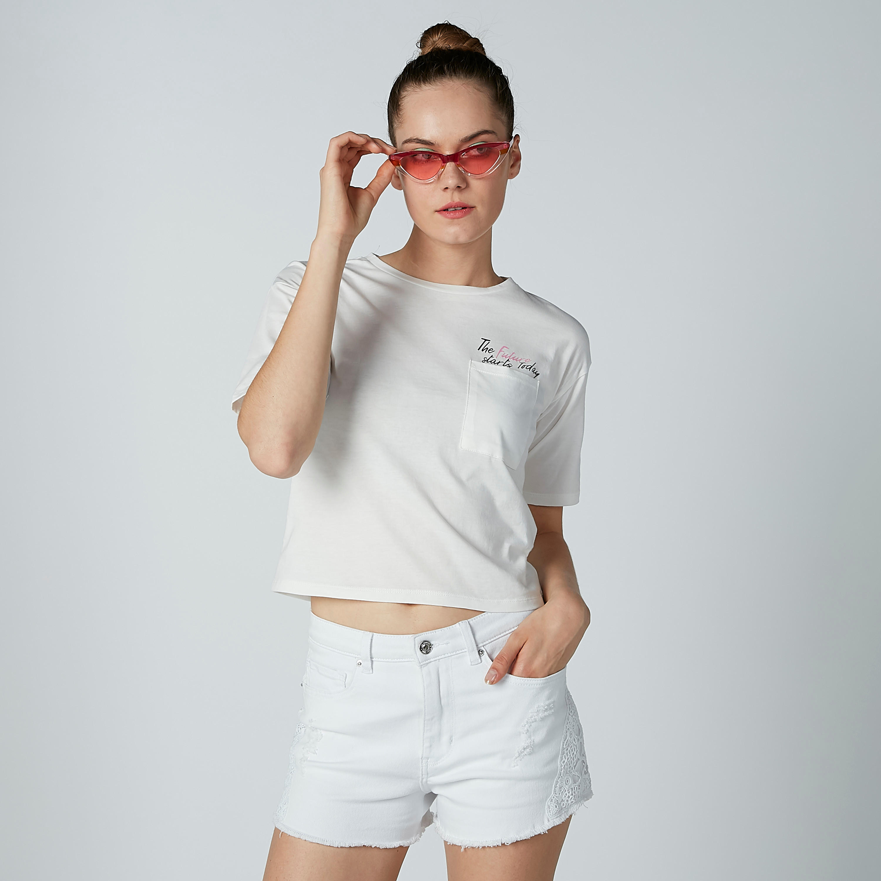 تيشيرت بياقة مستديرة وأكمام قصيرة وطبعات من لي كوبر-women-clothing-tshirts-image-1