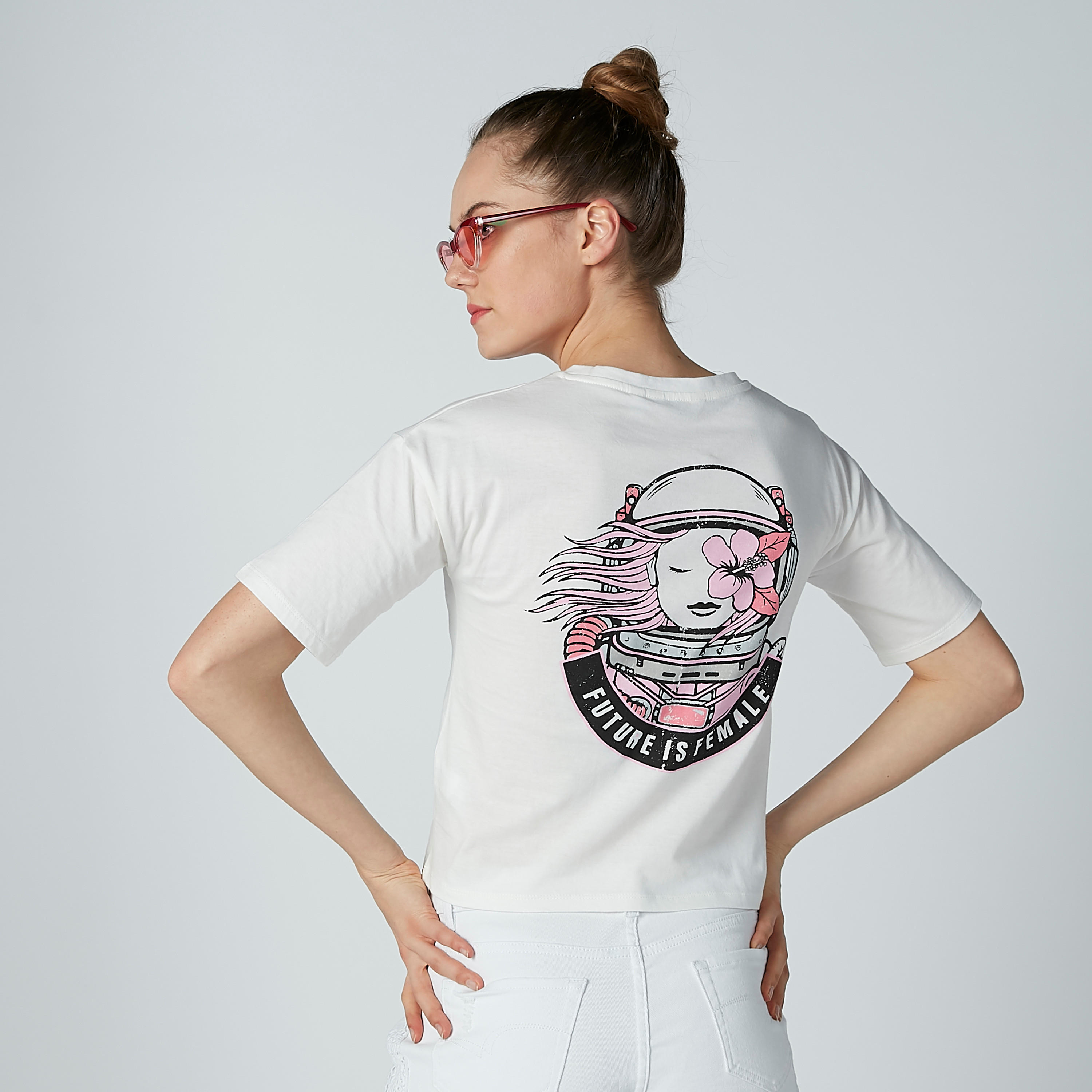 تيشيرت بياقة مستديرة وأكمام قصيرة وطبعات من لي كوبر-women-clothing-tshirts-image-3