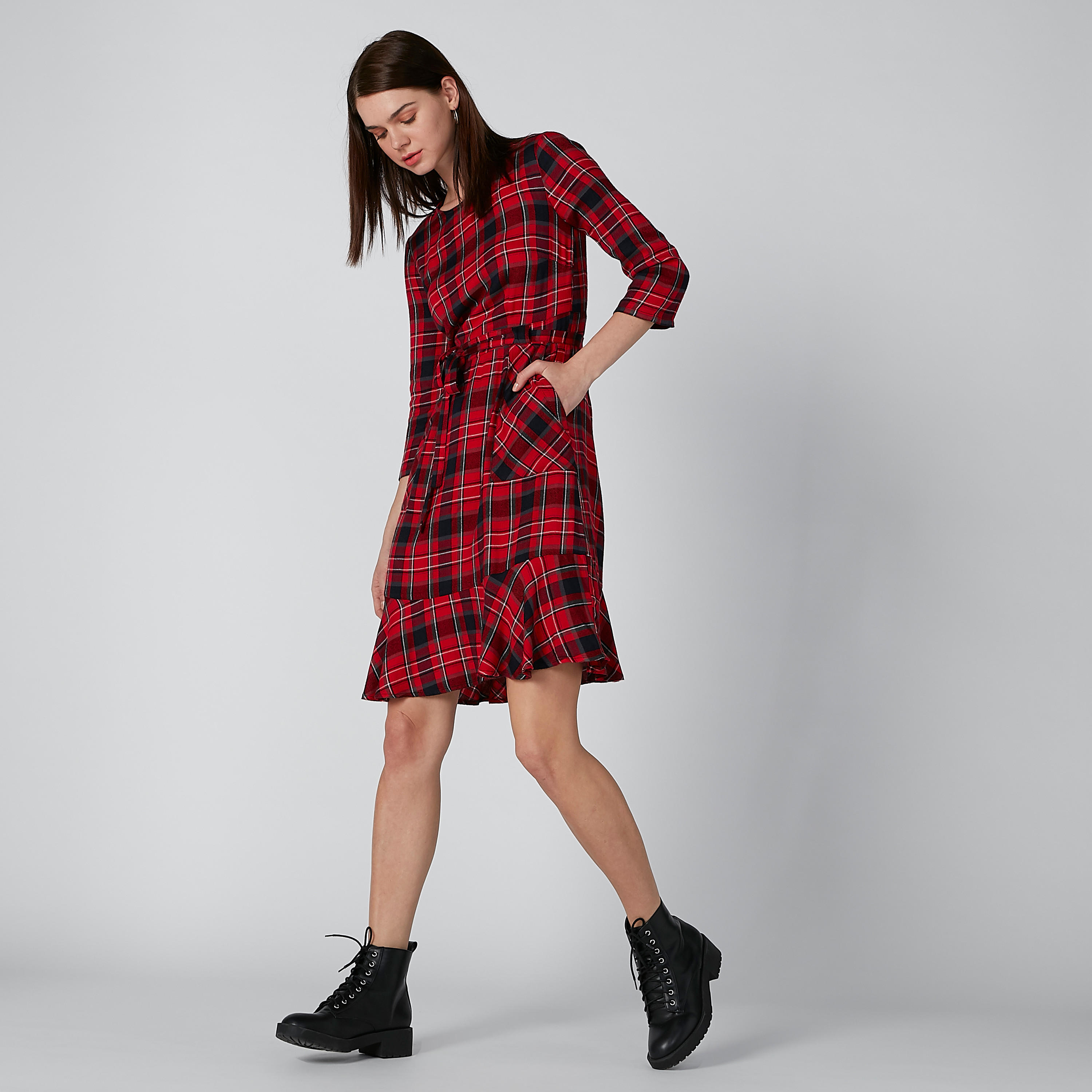 فستان كاروهات إيه لاين متوسط الطول بأربطة وجيوب من لي كوبر-women-clothing-dresses-image-1