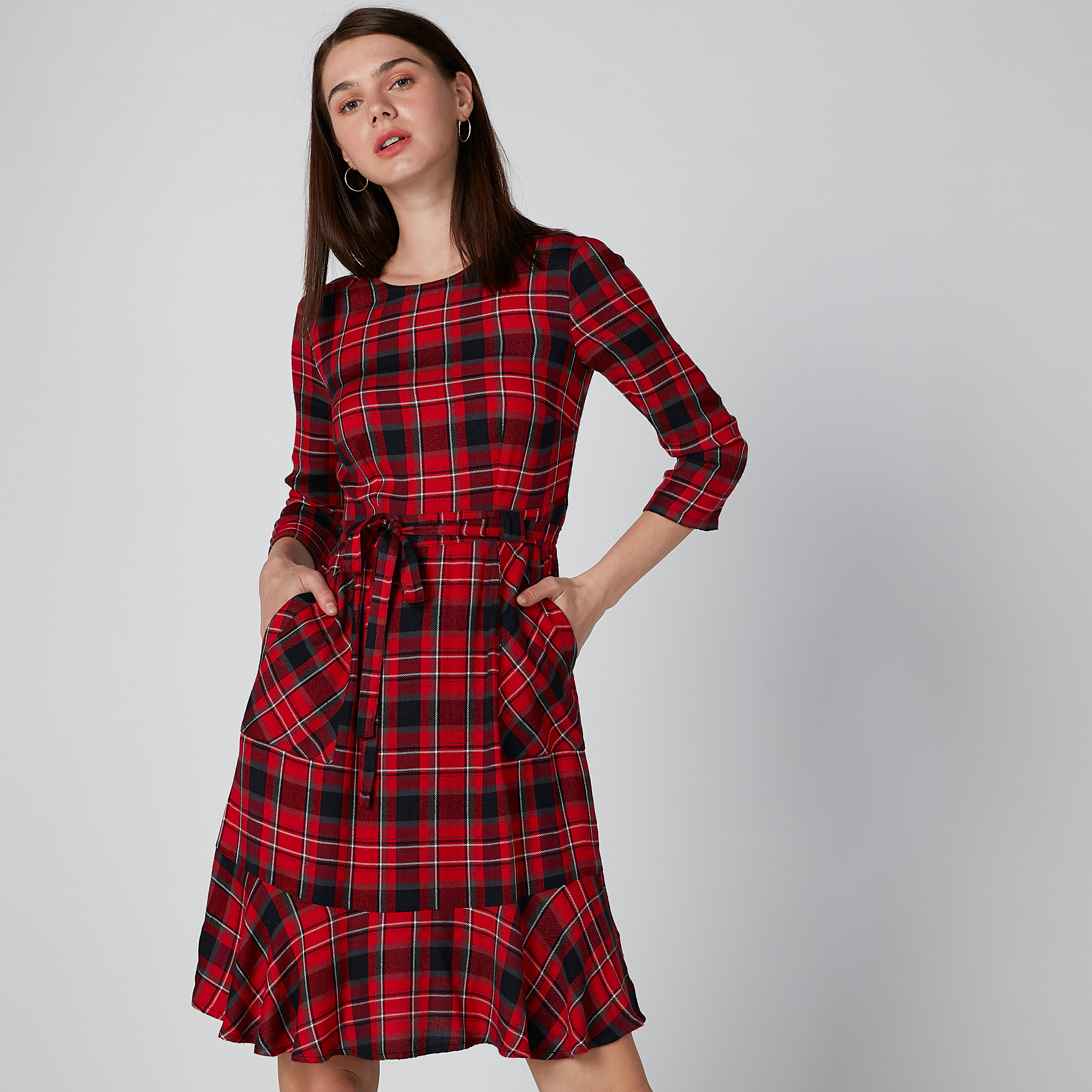 فستان كاروهات إيه لاين متوسط الطول بأربطة وجيوب من لي كوبر-women-clothing-dresses-image-5