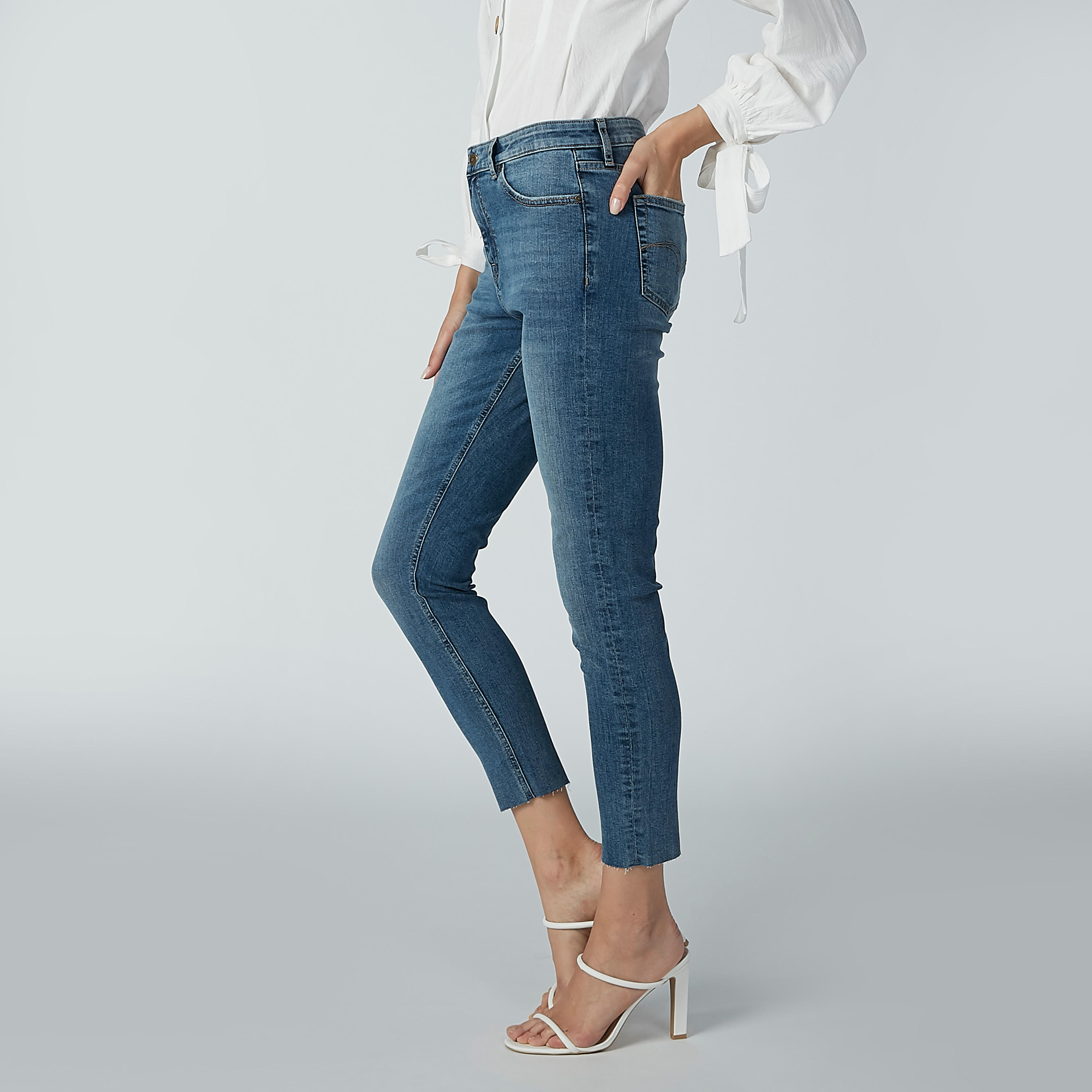 بنطال جينز قصير بجيوب من لي كوبر-women-clothing-bottoms-jeans-image-1