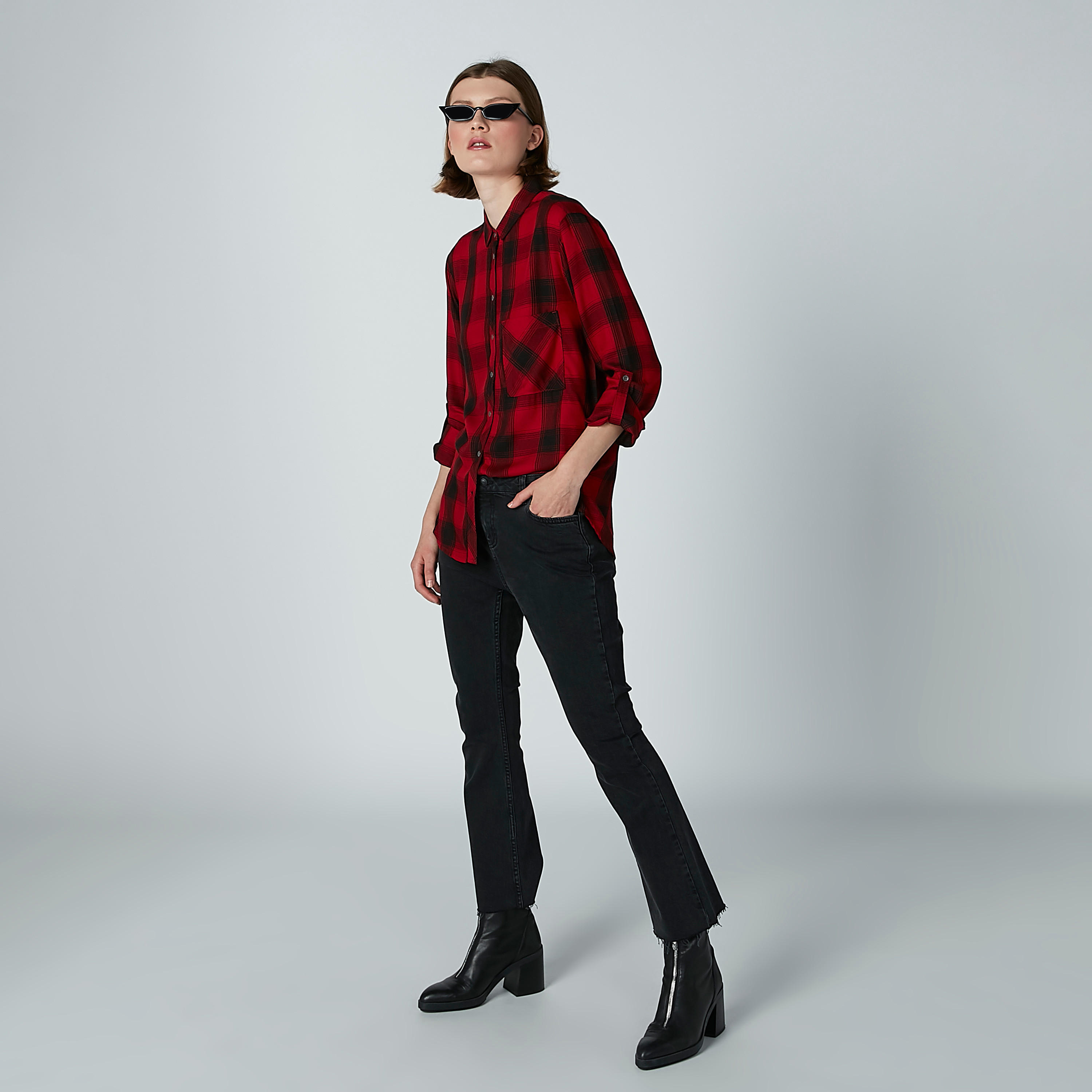 قميص كاروهات بأكمام طويلة وجيوب من لي كوبر-women-clothing-shirtsandblouses-shirts-image-3