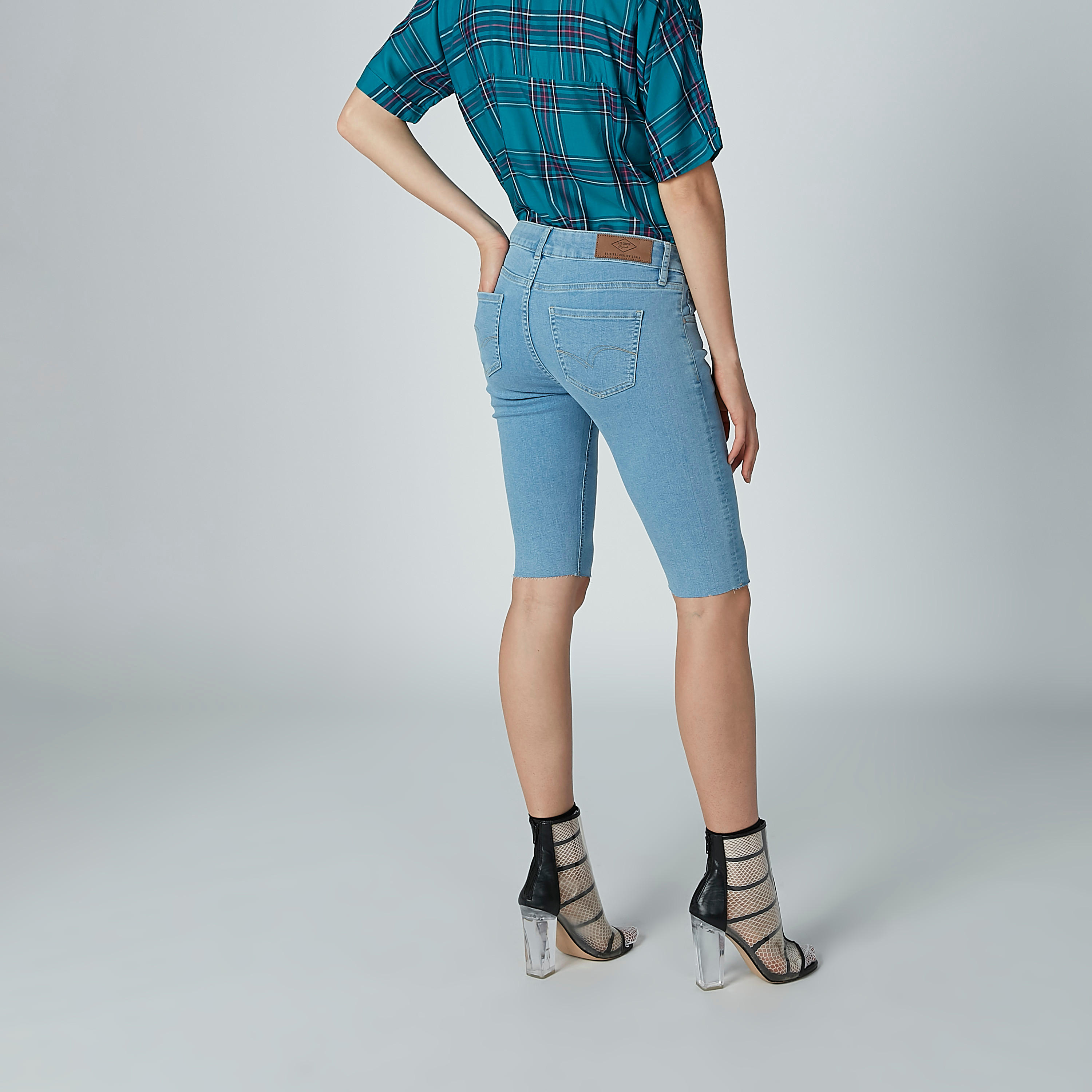 شورت دينم بجيوب من لي كوبر-women-clothing-bottoms-shorts-image-5