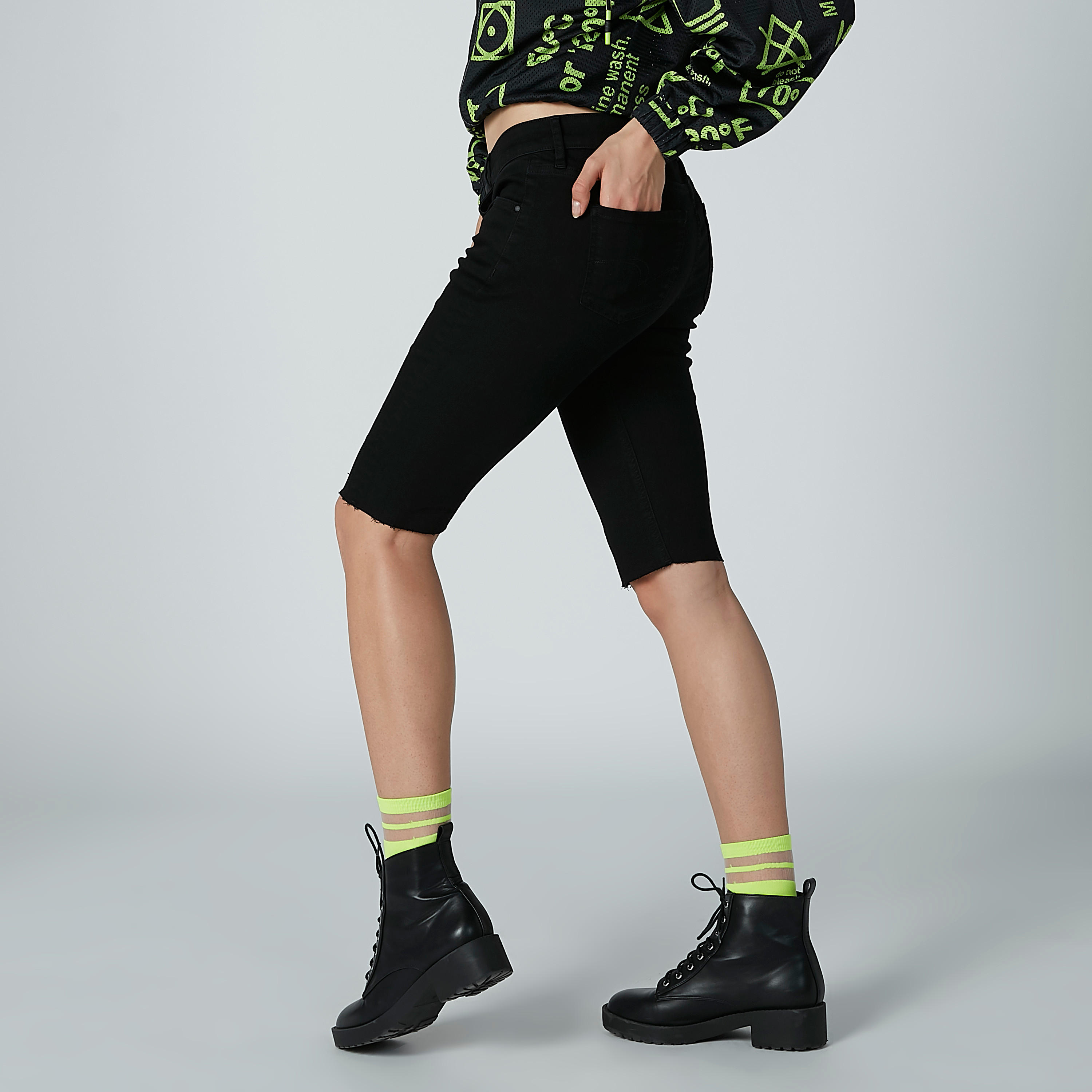 شورت دينم بجيوب من لي كوبر-women-clothing-bottoms-shorts-image-2