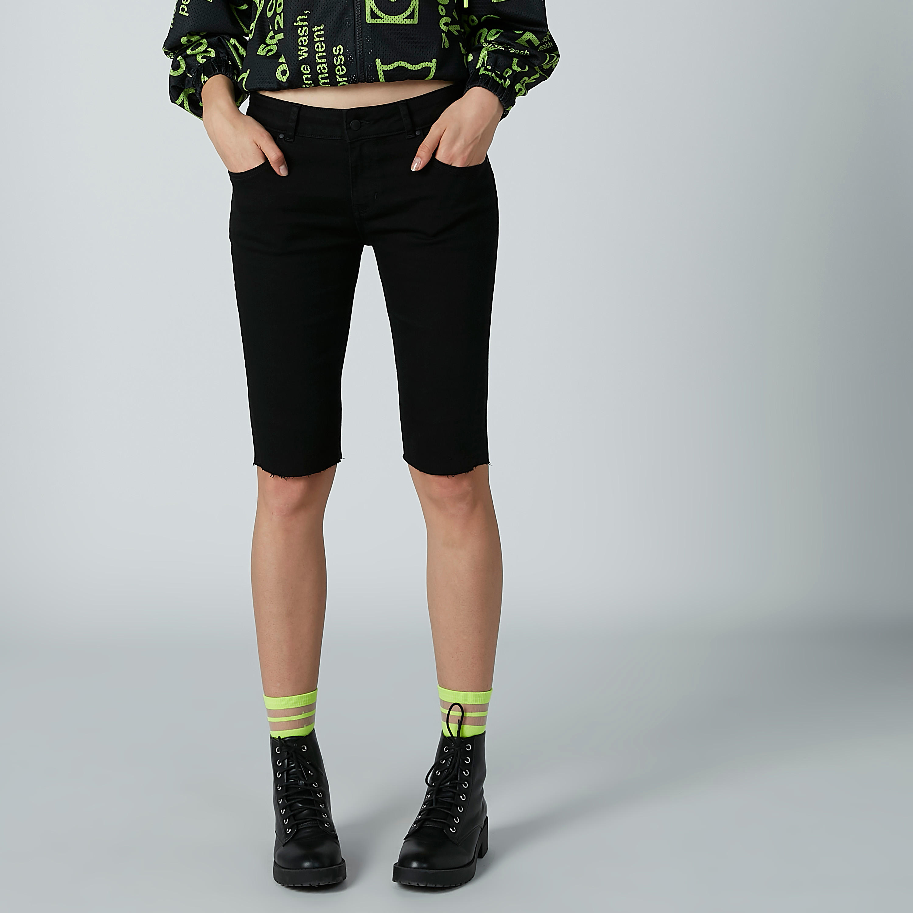 شورت دينم بجيوب من لي كوبر-women-clothing-bottoms-shorts-image-4