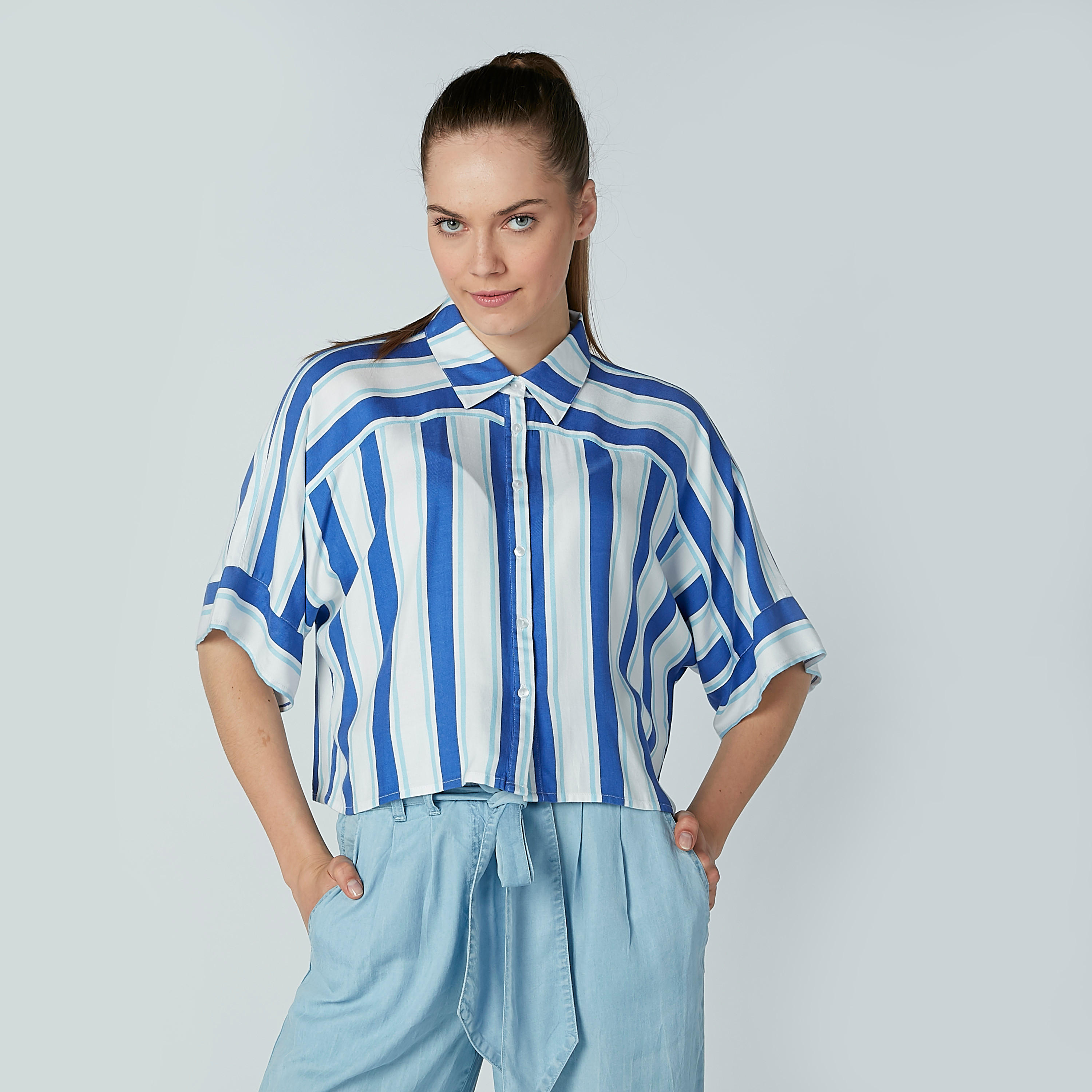 قميص مقلّم بياقة عاديّة وأكمام قصيرة من لي كوبر-women-clothing-shirtsandblouses-shirts-image-1