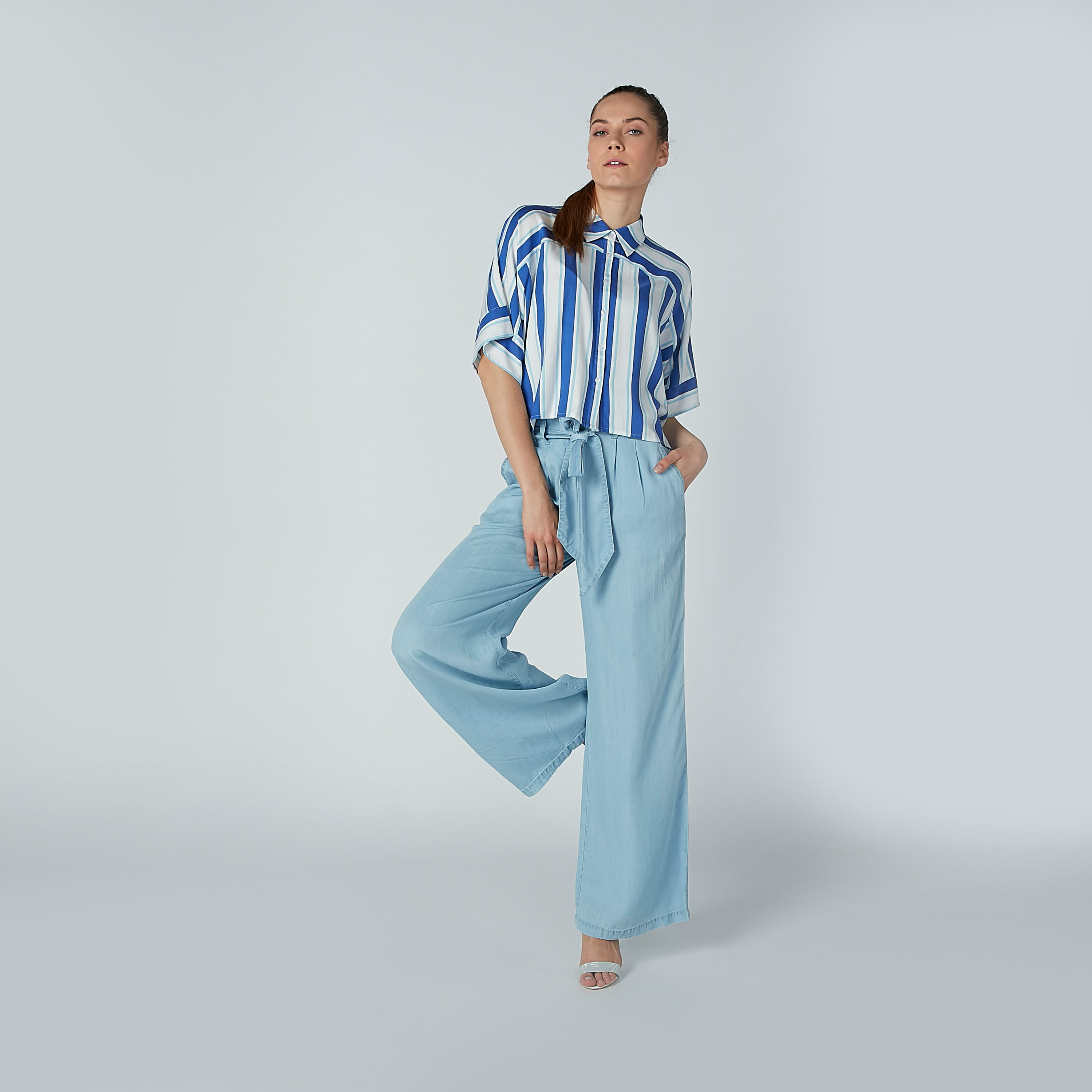 قميص مقلّم بياقة عاديّة وأكمام قصيرة من لي كوبر-women-clothing-shirtsandblouses-shirts-image-2