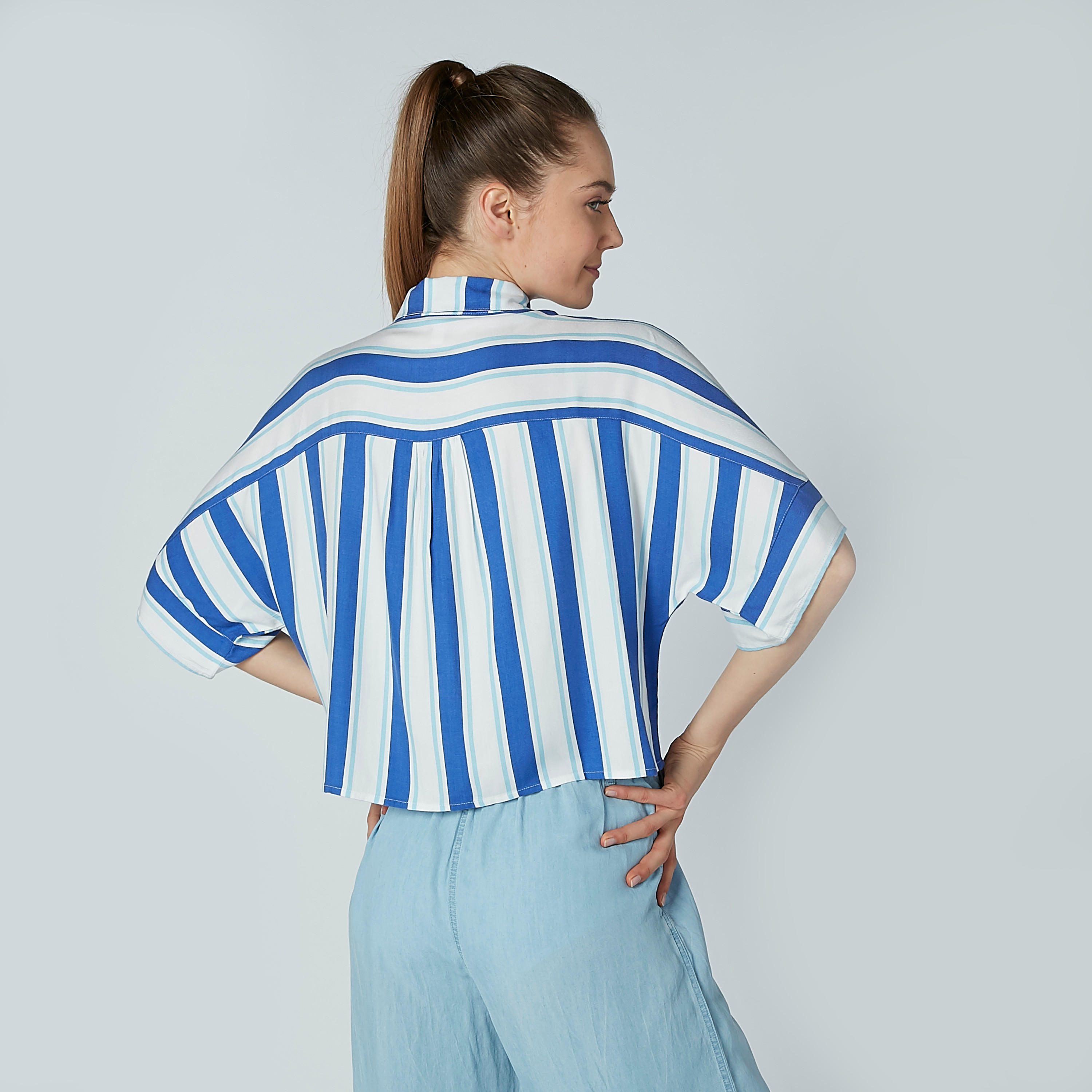 قميص مقلّم بياقة عاديّة وأكمام قصيرة من لي كوبر-women-clothing-shirtsandblouses-shirts-image-3