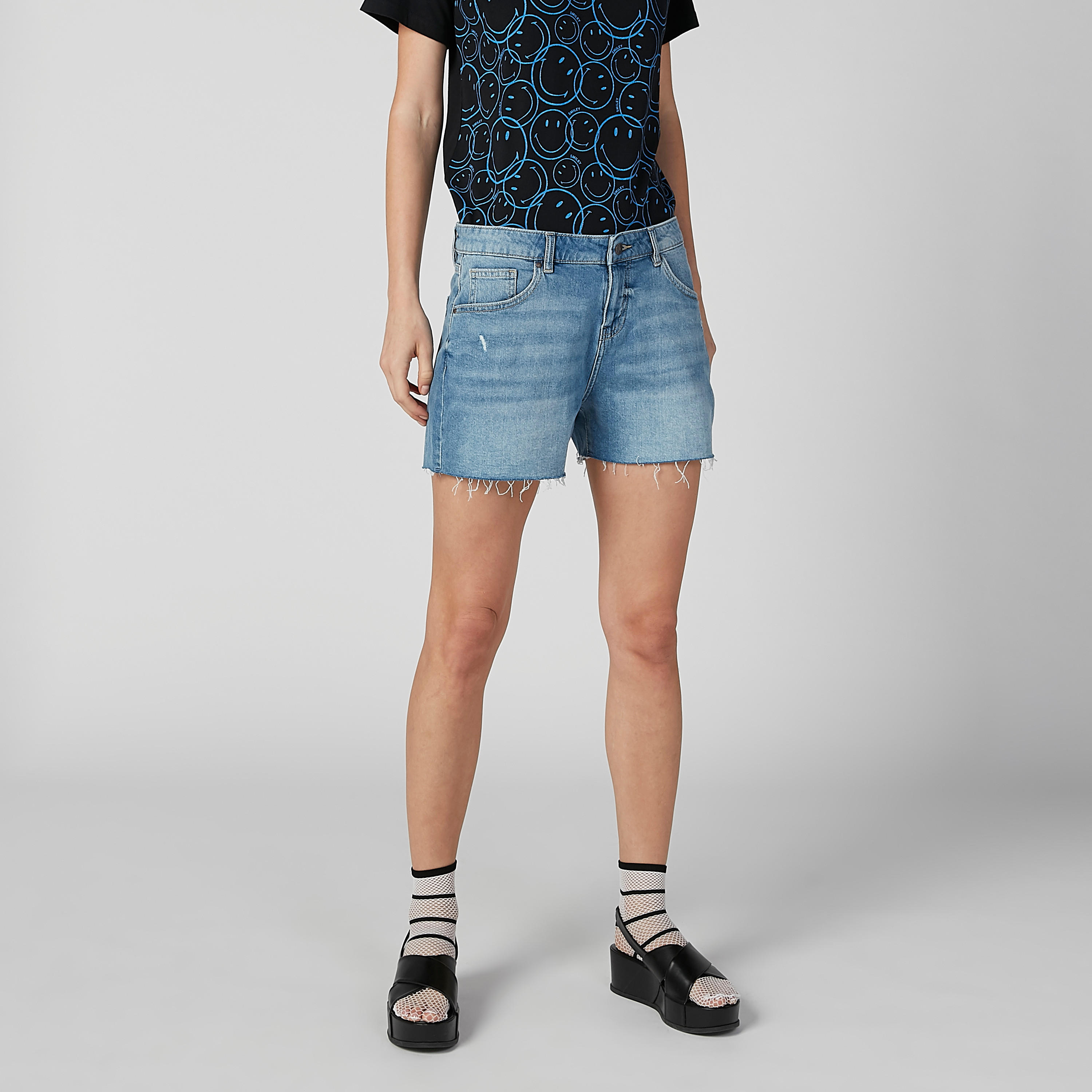 شورت دينم بخصر مرتفع وأطراف مهدّبة وجيوب-women-clothing-bottoms-shorts-image-1