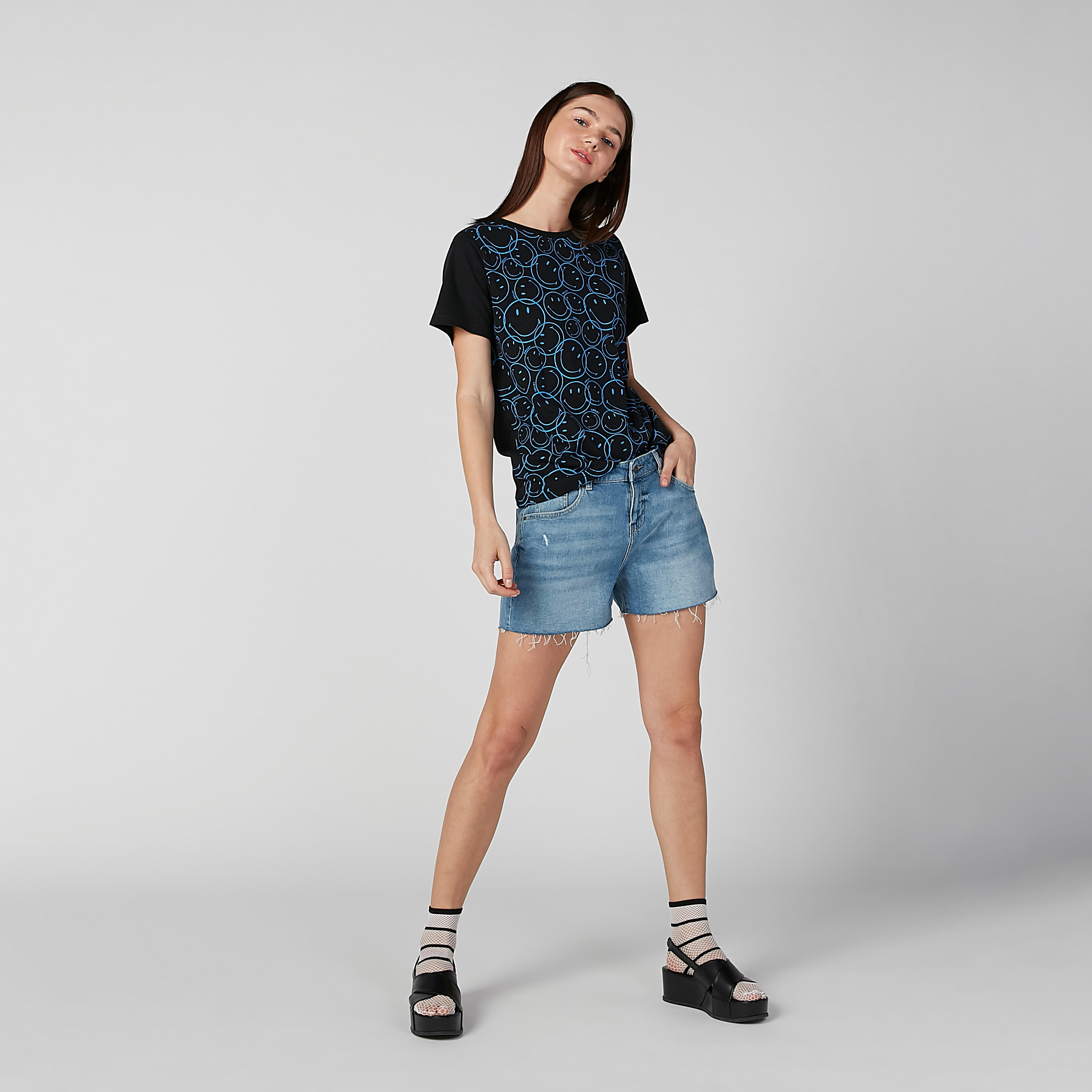 شورت دينم بخصر مرتفع وأطراف مهدّبة وجيوب-women-clothing-bottoms-shorts-image-2