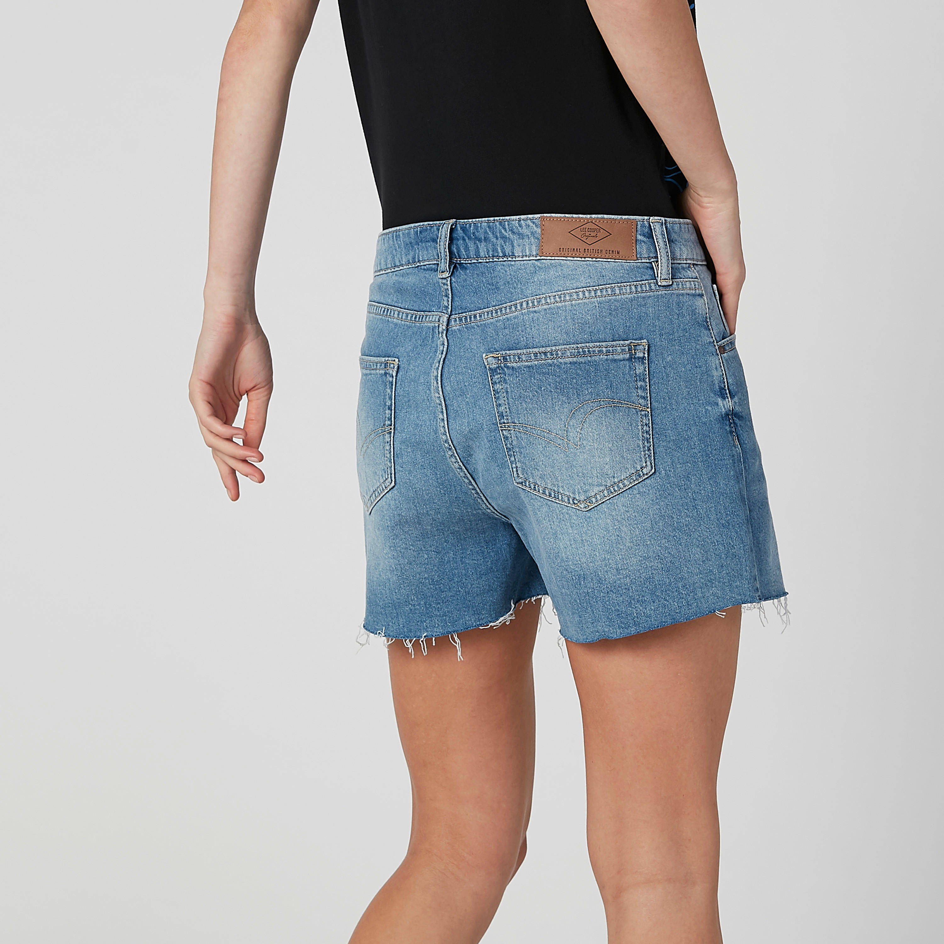 شورت دينم بخصر مرتفع وأطراف مهدّبة وجيوب-women-clothing-bottoms-shorts-image-5