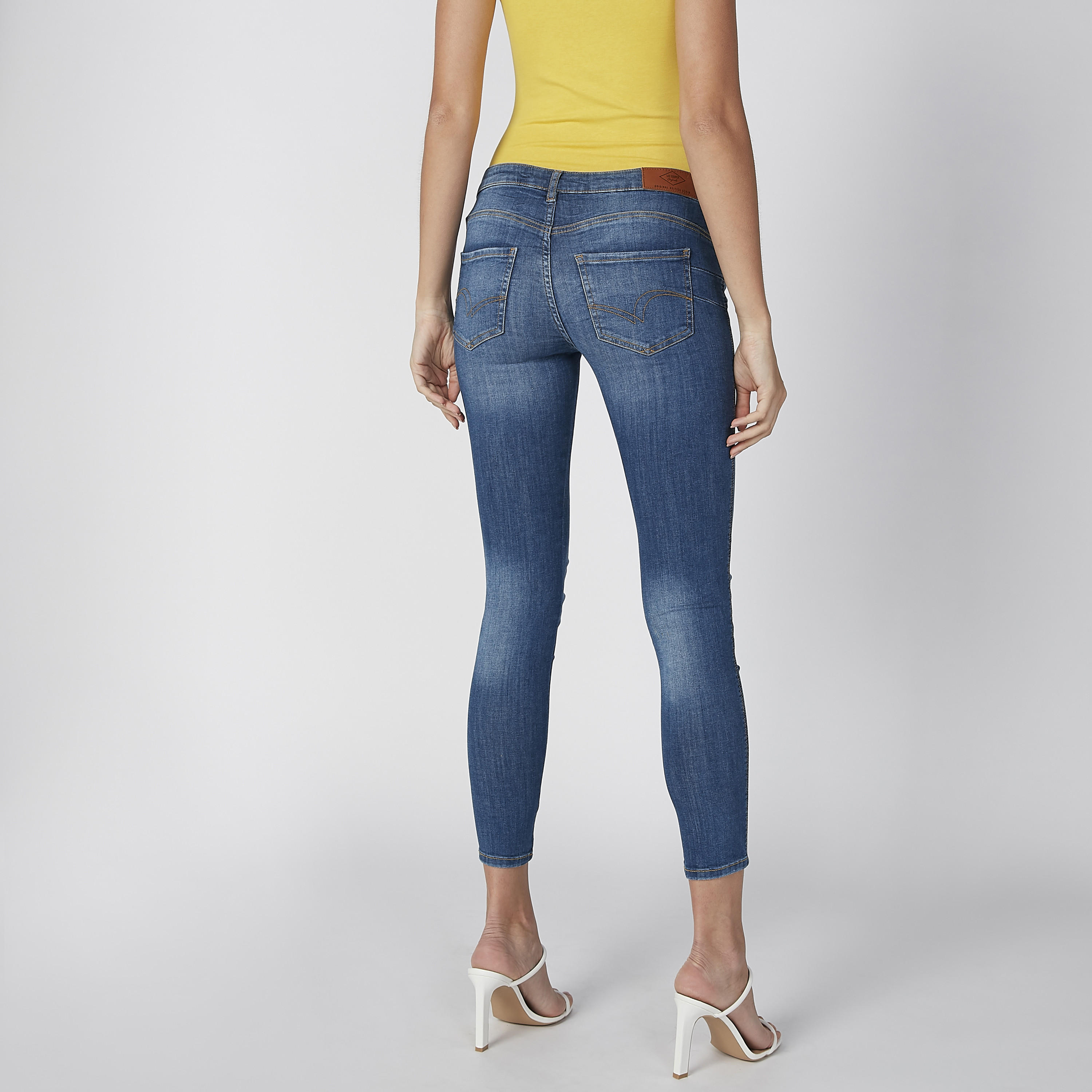 بنطال جينز سادة بجيوب من لي كوبر-women-clothing-bottoms-jeans-image-4