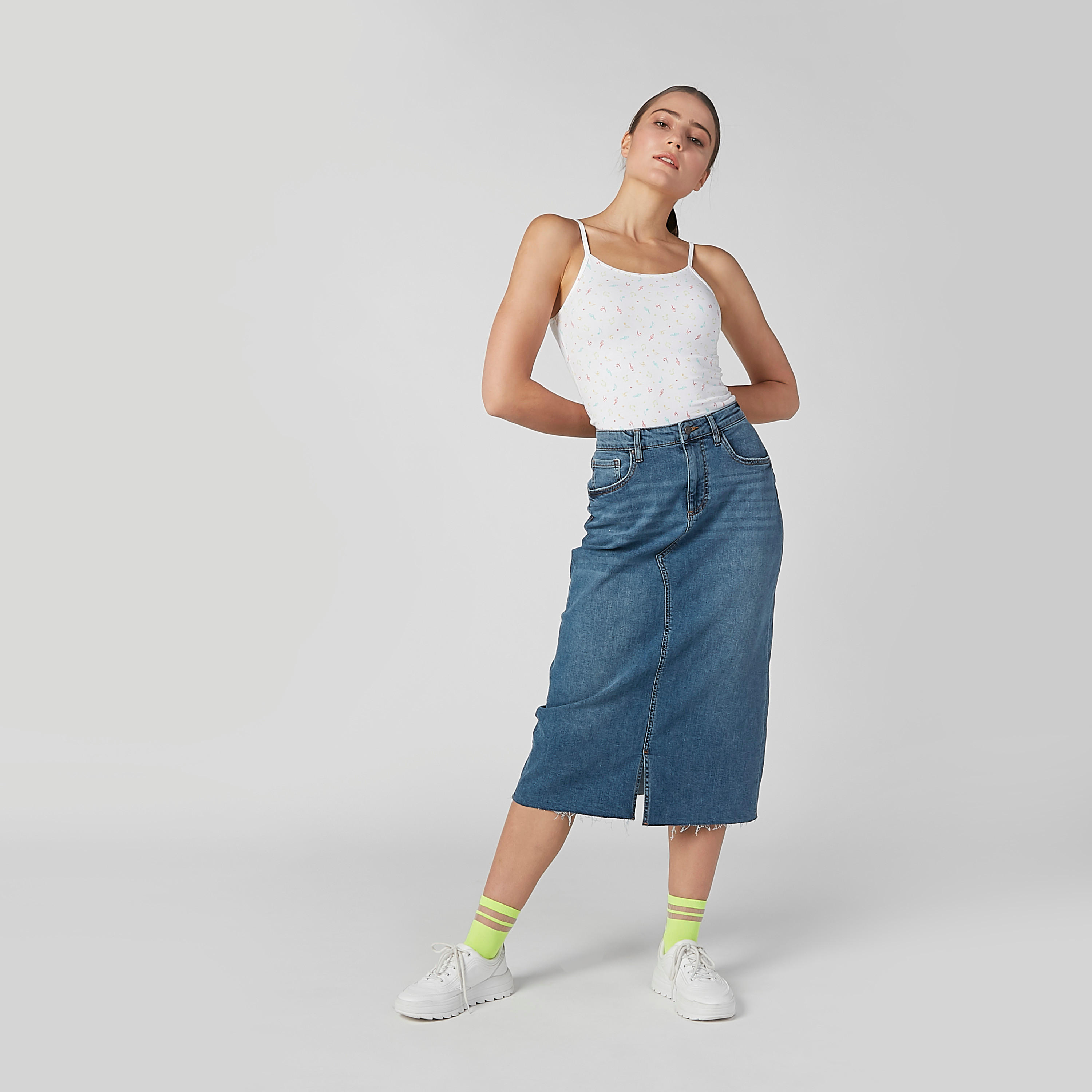 تنورة مستدامة دينم بخصر متوسط الارتفاع وحوّاف مهدّبة-women-clothing-bottoms-skirts-image-1