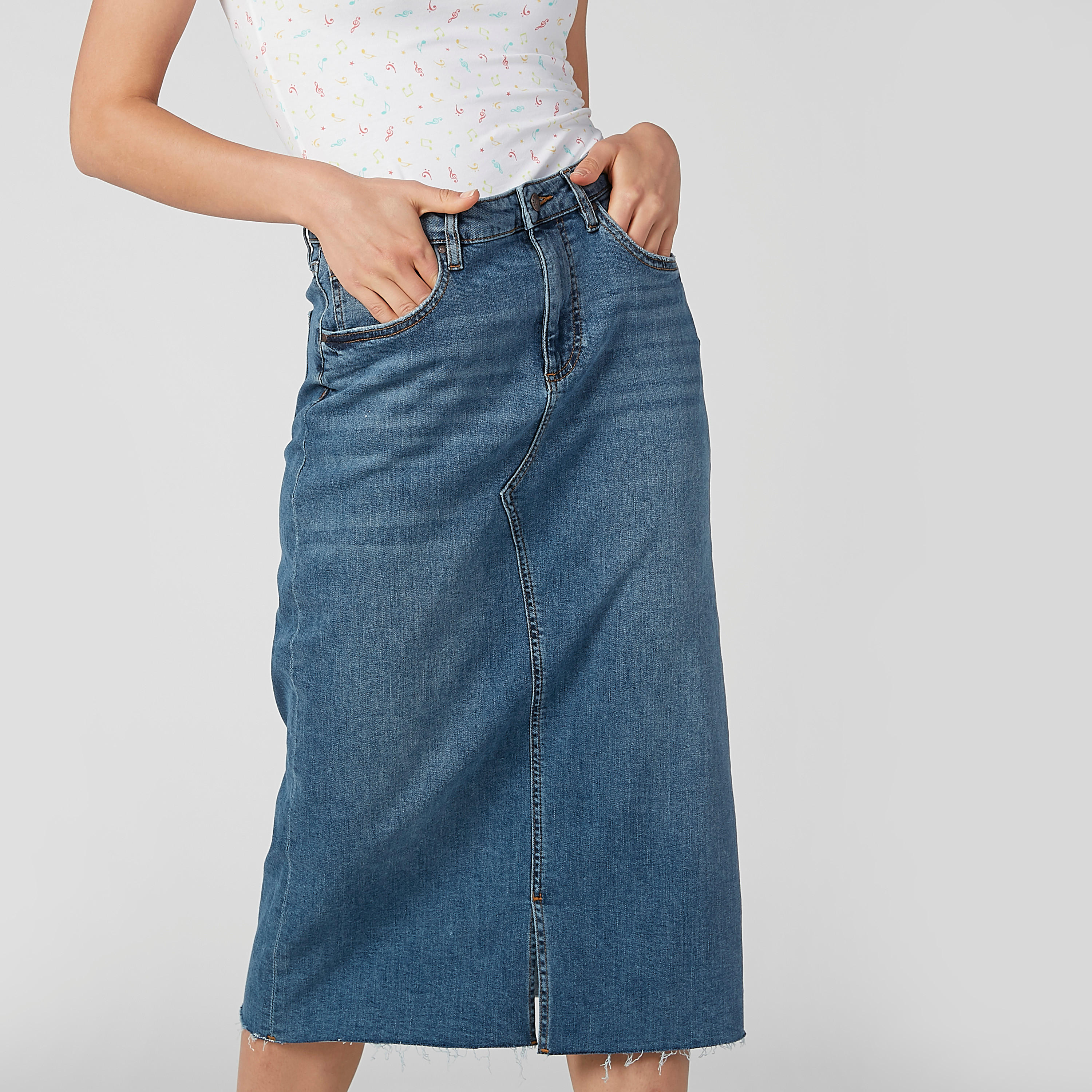 تنورة مستدامة دينم بخصر متوسط الارتفاع وحوّاف مهدّبة-women-clothing-bottoms-skirts-image-3