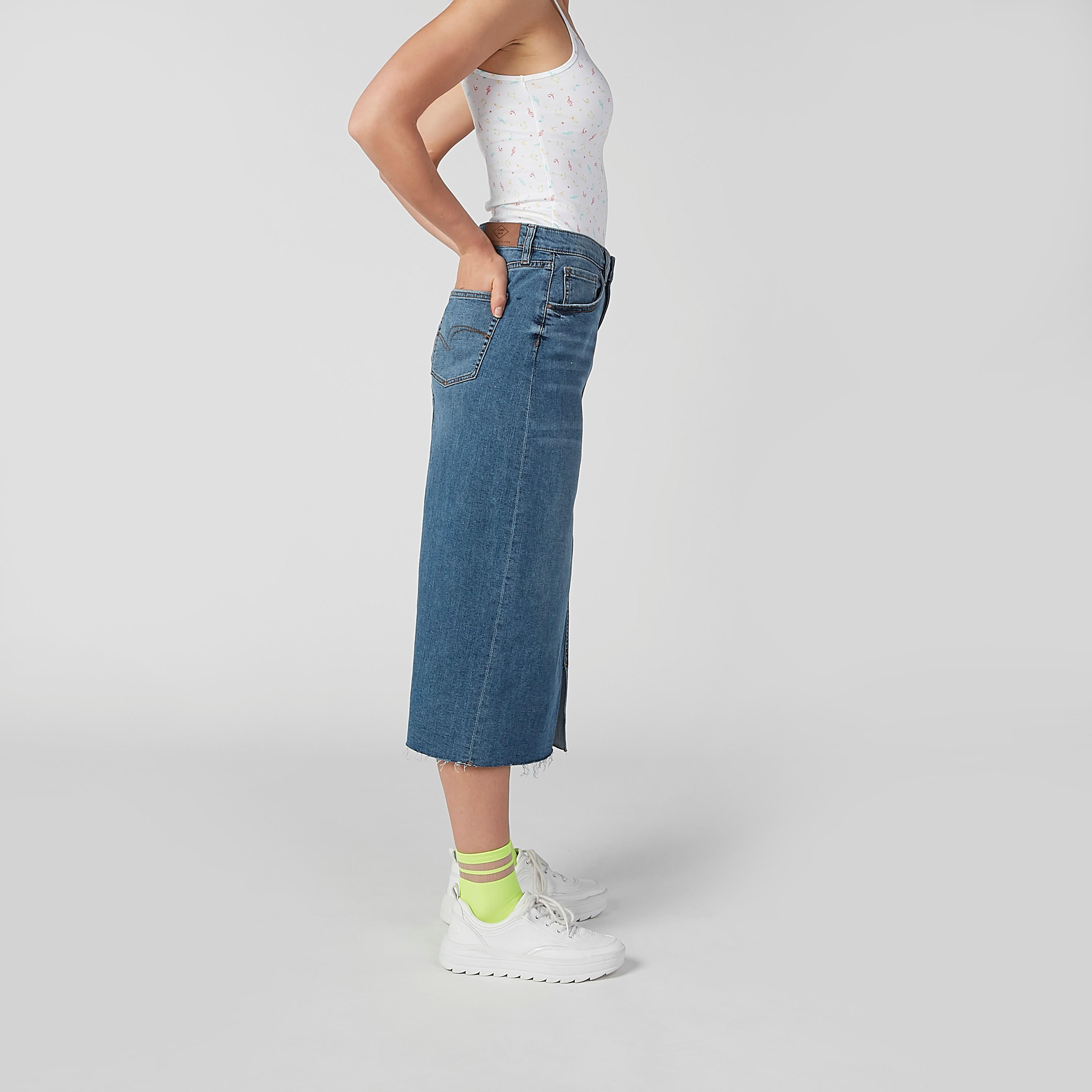 تنورة مستدامة دينم بخصر متوسط الارتفاع وحوّاف مهدّبة-women-clothing-bottoms-skirts-image-4