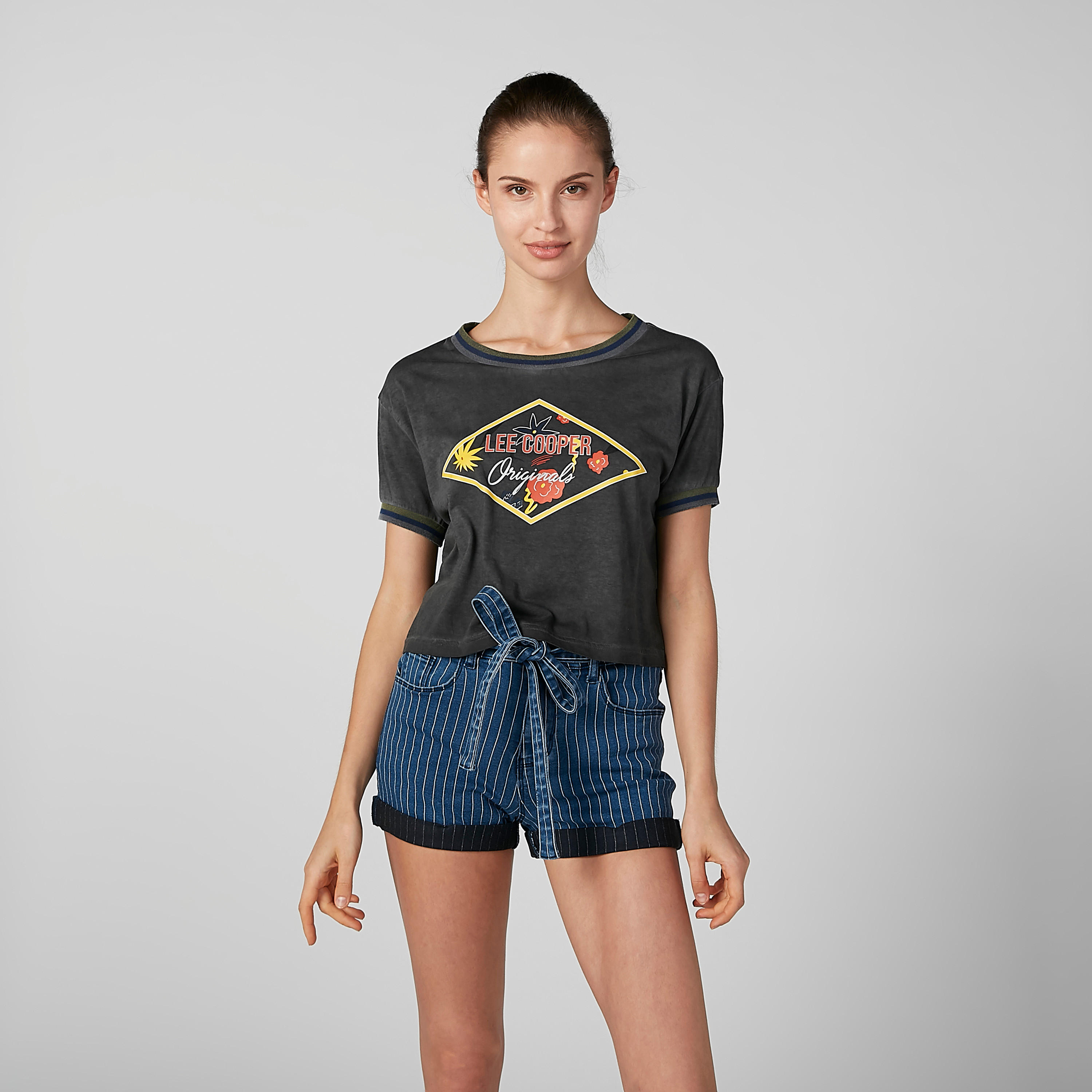 بلوزة مستدامة قصيرة بياقة مستديرة وأكمام قصيرة وطبعات -women-clothing-tshirts-image-1