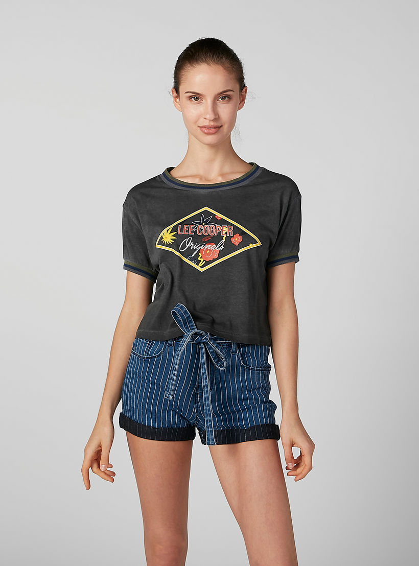 بلوزة مستدامة قصيرة بياقة مستديرة وأكمام قصيرة وطبعات -women-clothing-tshirts-image-1