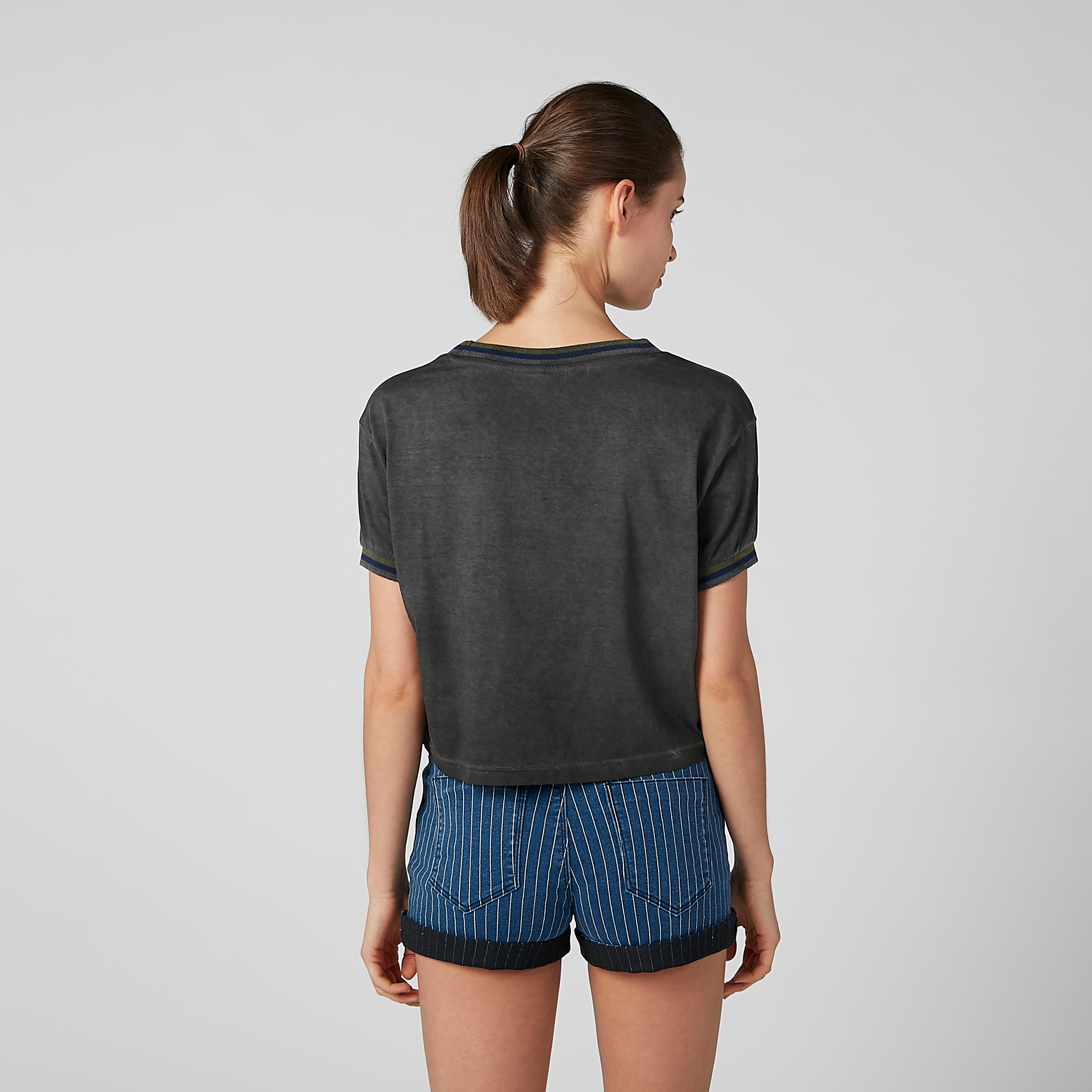 بلوزة مستدامة قصيرة بياقة مستديرة وأكمام قصيرة وطبعات -women-clothing-tshirts-image-3