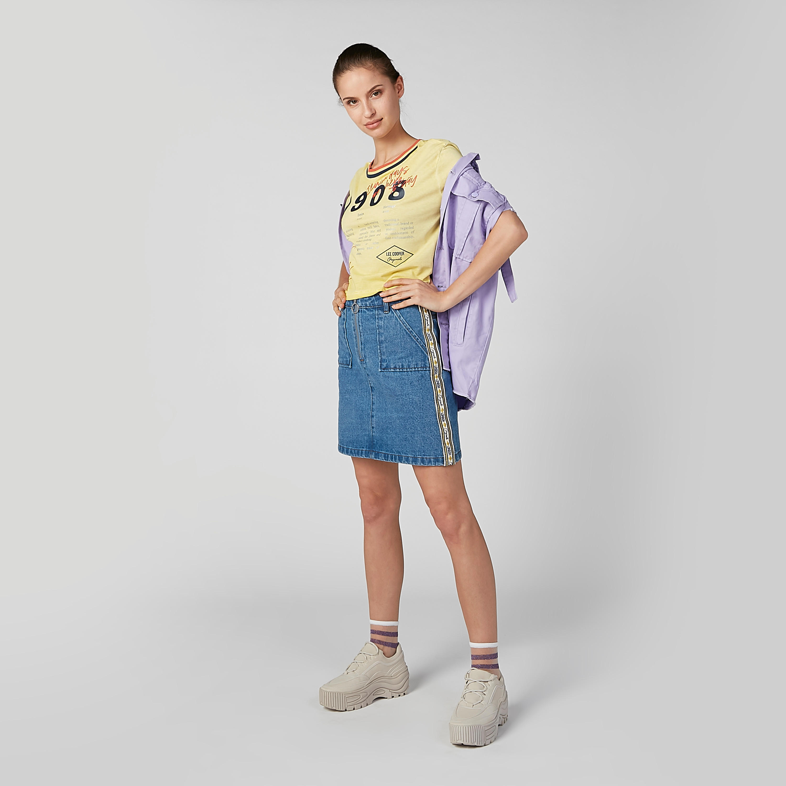 بلوزة مستدامة قصيرة بياقة مستديرة وأكمام قصيرة وطبعات-women-clothing-tshirts-image-2