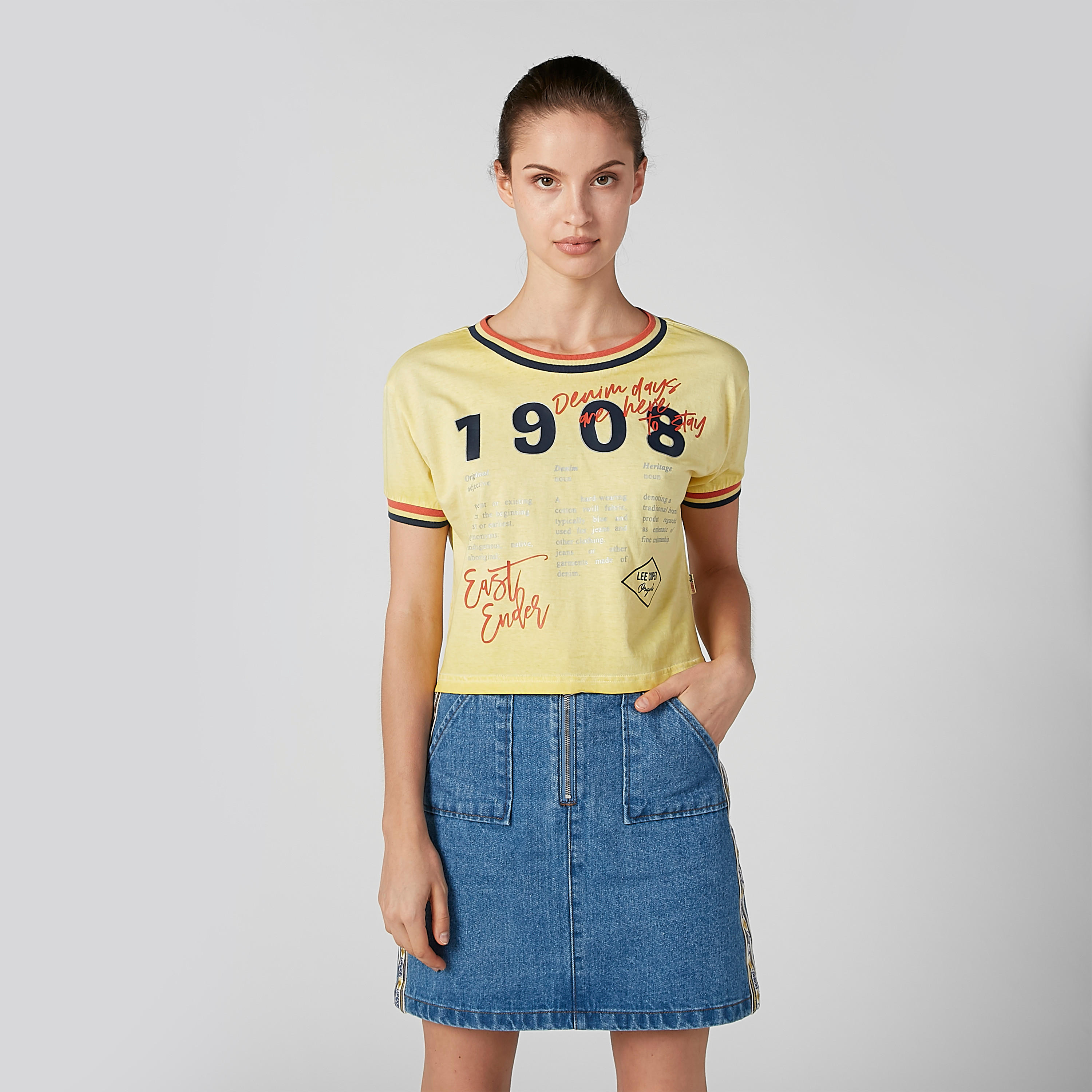 بلوزة مستدامة قصيرة بياقة مستديرة وأكمام قصيرة وطبعات-women-clothing-tshirts-image-1