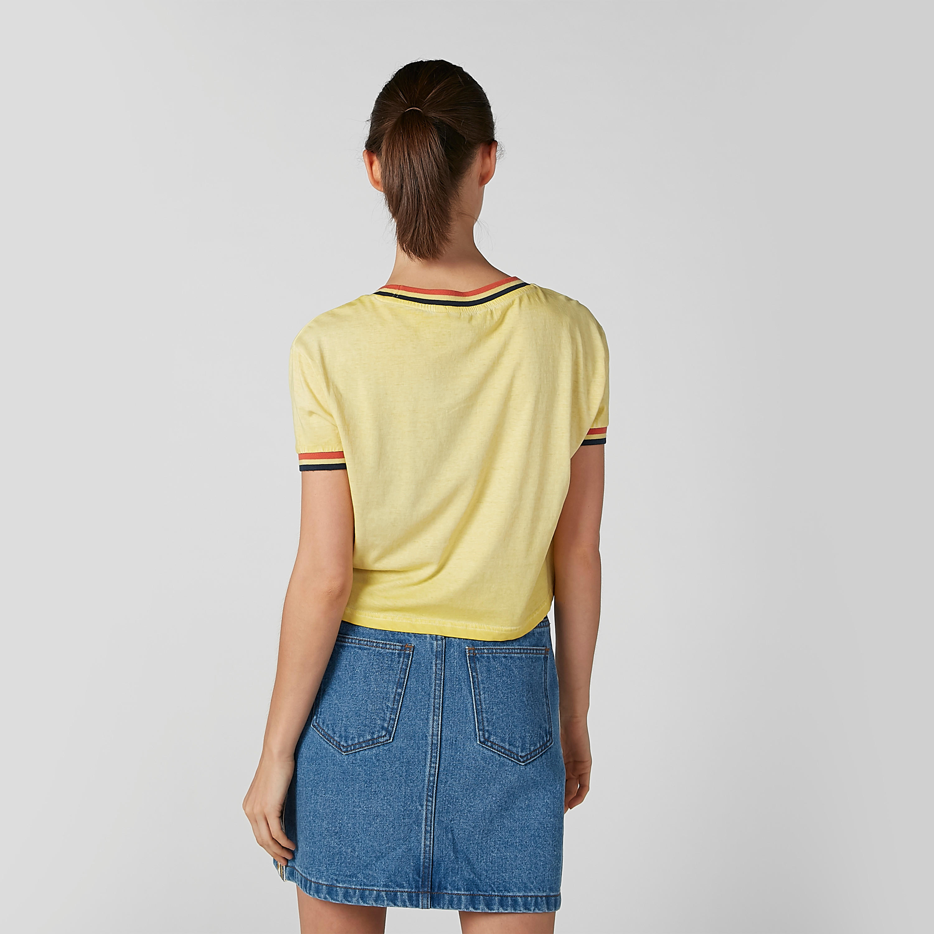 بلوزة مستدامة قصيرة بياقة مستديرة وأكمام قصيرة وطبعات-women-clothing-tshirts-image-3