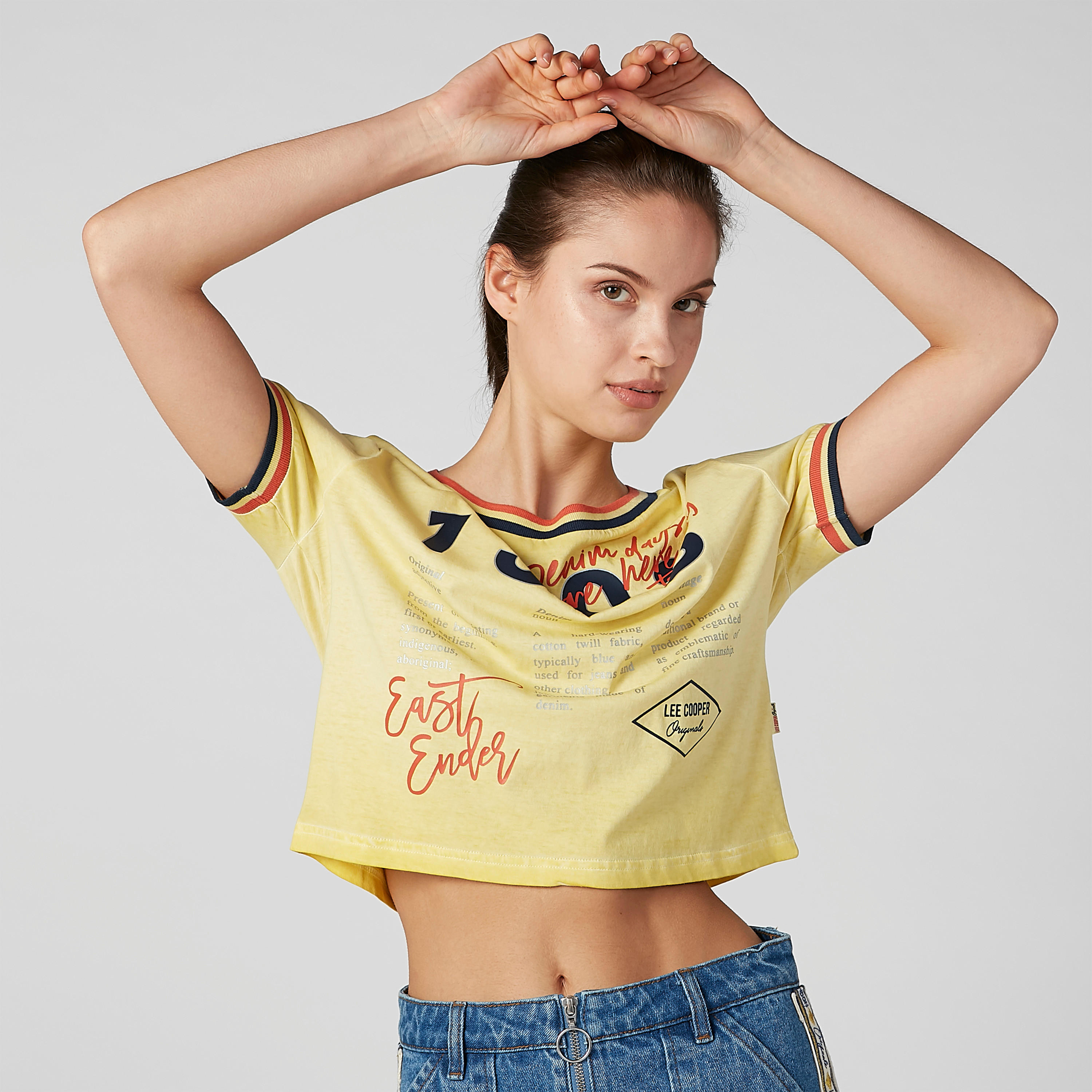 بلوزة مستدامة قصيرة بياقة مستديرة وأكمام قصيرة وطبعات-women-clothing-tshirts-image-4